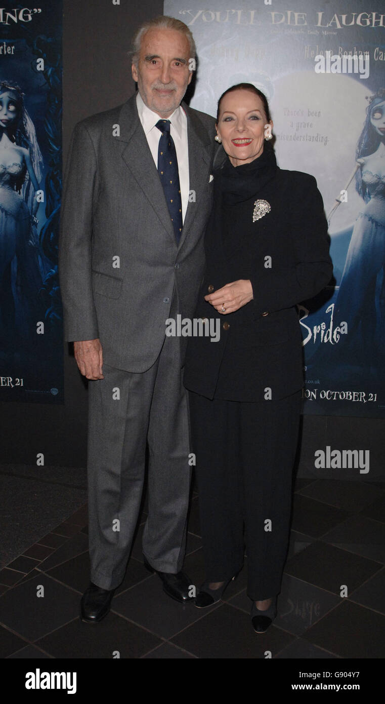 L'attore Christopher Lee e sua moglie Gitte arrivano per la prima inglese di "Corpse Bride", presso il Vue West End, nel centro di Londra. Foto Stock