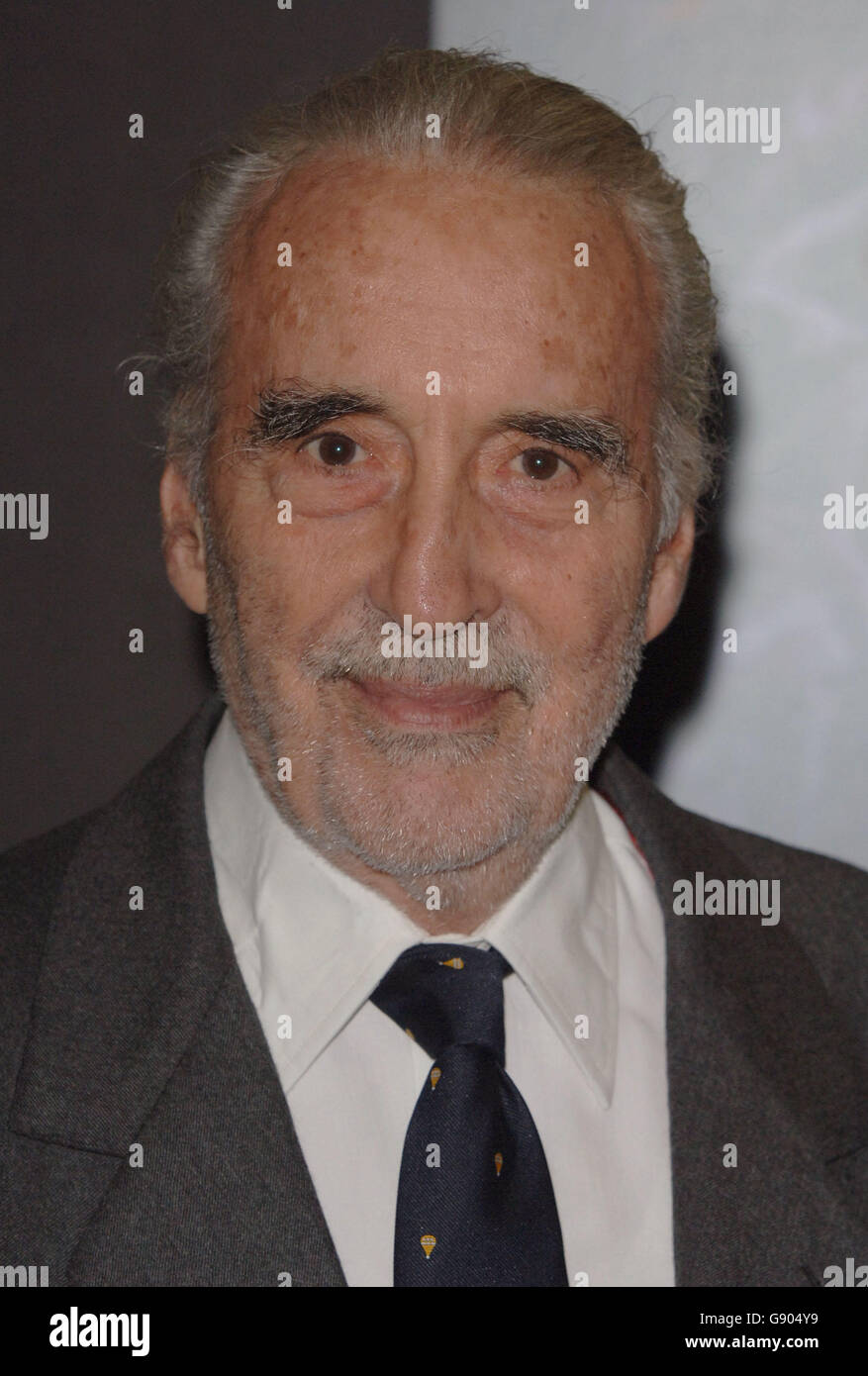 L'attore Christopher Lee arriva per la prima britannica di "Corpse Bride", al cinema Vue West End, nel centro di Londra. Foto Stock