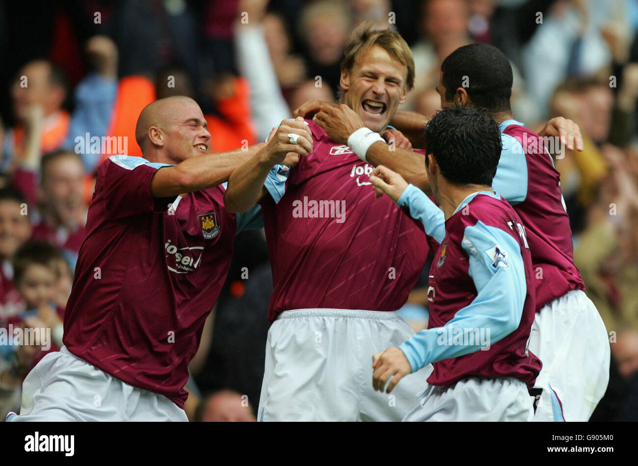 Teddy Sheringham (C) di West Ham United festeggia il traguardo di apertura contro Middlesbrough con Paul Konchesky durante la gara Barclays Premiership all'Upton Park di Londra, domenica 23 ottobre 2005. PREMERE ASSOCIAZIONE foto. Il credito fotografico dovrebbe essere: Nick Potts/PA. Foto Stock