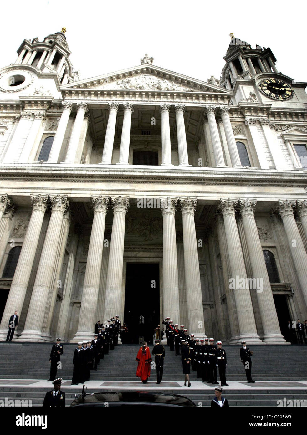 Il principe britannico Andrew (in basso al centro) e il sindaco di Londra Michael Savory (vestito di rosso) arrivano alla Cattedrale di St Paul nel centro di Londra per il servizio di commemorazione di Trafalgar, il 23,2005 ottobre. Il servizio faceva parte di una serie di eventi per commemorare la battaglia di Trafalgar, in cui l'ammiraglio Lord Nelson sconfisse la flotta combinata francese e spagnola al largo della costa spagnola vicino a Cadice nel 21 ottobre 1805. PREMERE ASSOCIAZIONE foto. Il credito fotografico deve essere: Paul Hackett/Reuters/Pool/PA Foto Stock