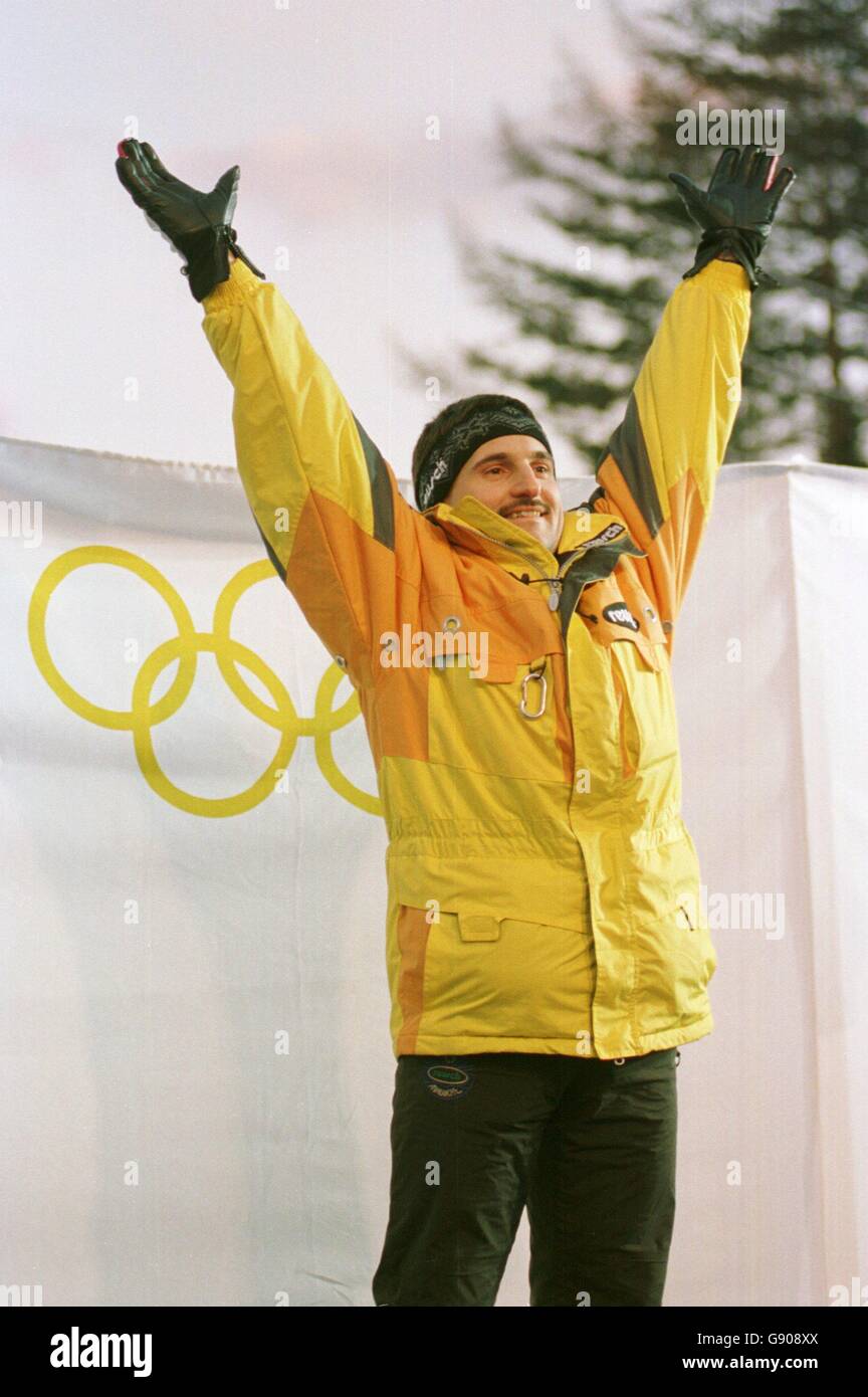 Uomini Single Luge - Olimpiadi invernali - Nagano 1998 - Stadio Spiral. Georg Hackl di Germania celebra la vittoria della medaglia d'oro Foto Stock