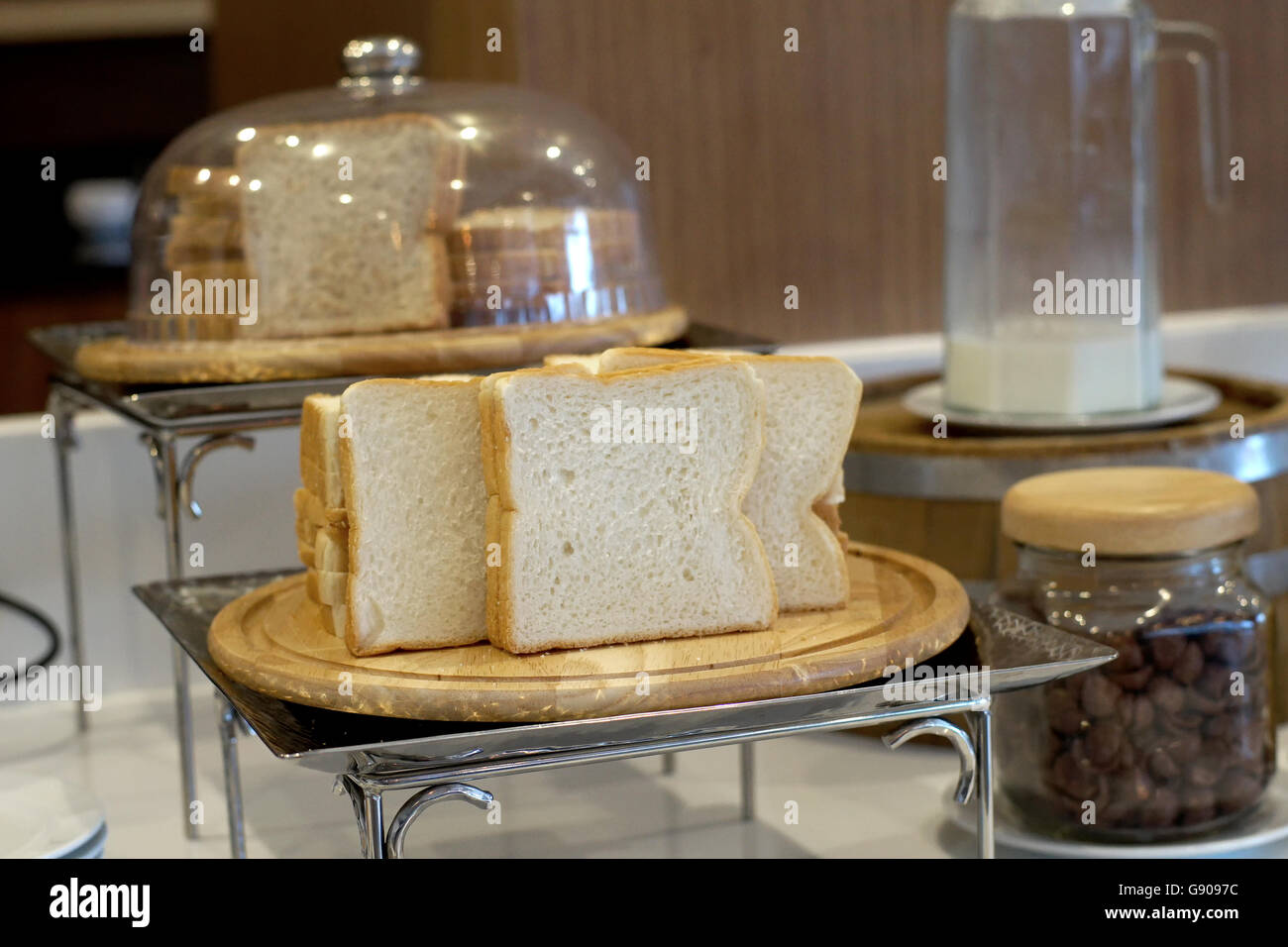 Slice toast sulla linea a buffet Foto Stock