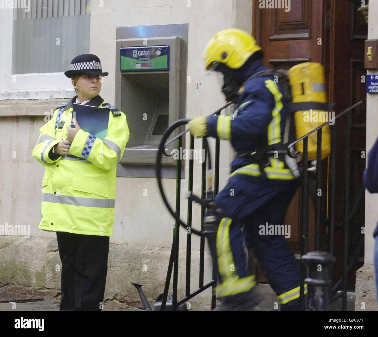 Agenti di polizia e vigili del fuoco presso la banca Lloyds TSB a Wotton-under-Edge in Gloucestershire, giovedì 3 novembre 2005. Le linee telefoniche nella città di paese sono state disabilitate dopo che i ladri hanno tagliato attraverso i cavi durante un'incursione incappata sulla banca nelle prime ore di questa mattina, la polizia ha detto. Vedere PA storia POLIZIA telefoni. PREMERE ASSOCIAZIONE foto. Il credito fotografico dovrebbe essere: Barry Batchelor/PA. Foto Stock