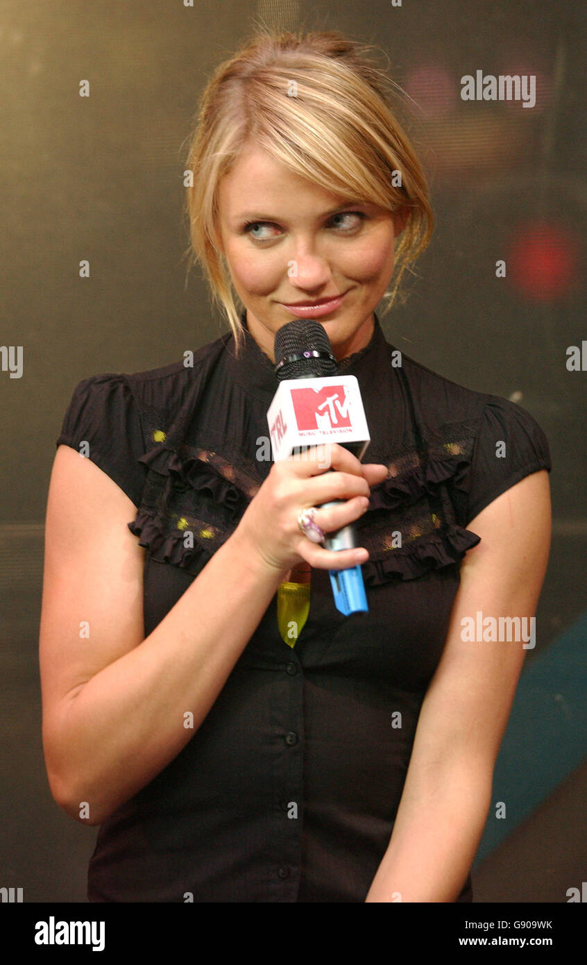 SHOWBIZ TRL. Cameron Diaz durante la sua apparizione in MTV's TRL show. Foto Stock