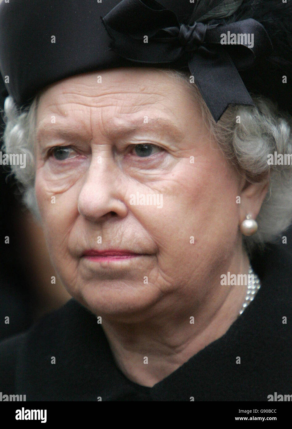 La Regina Elisabetta II della Gran Bretagna durante la sua visita al campo della memoria all'Abbazia di Westminster a Londra. Foto Stock