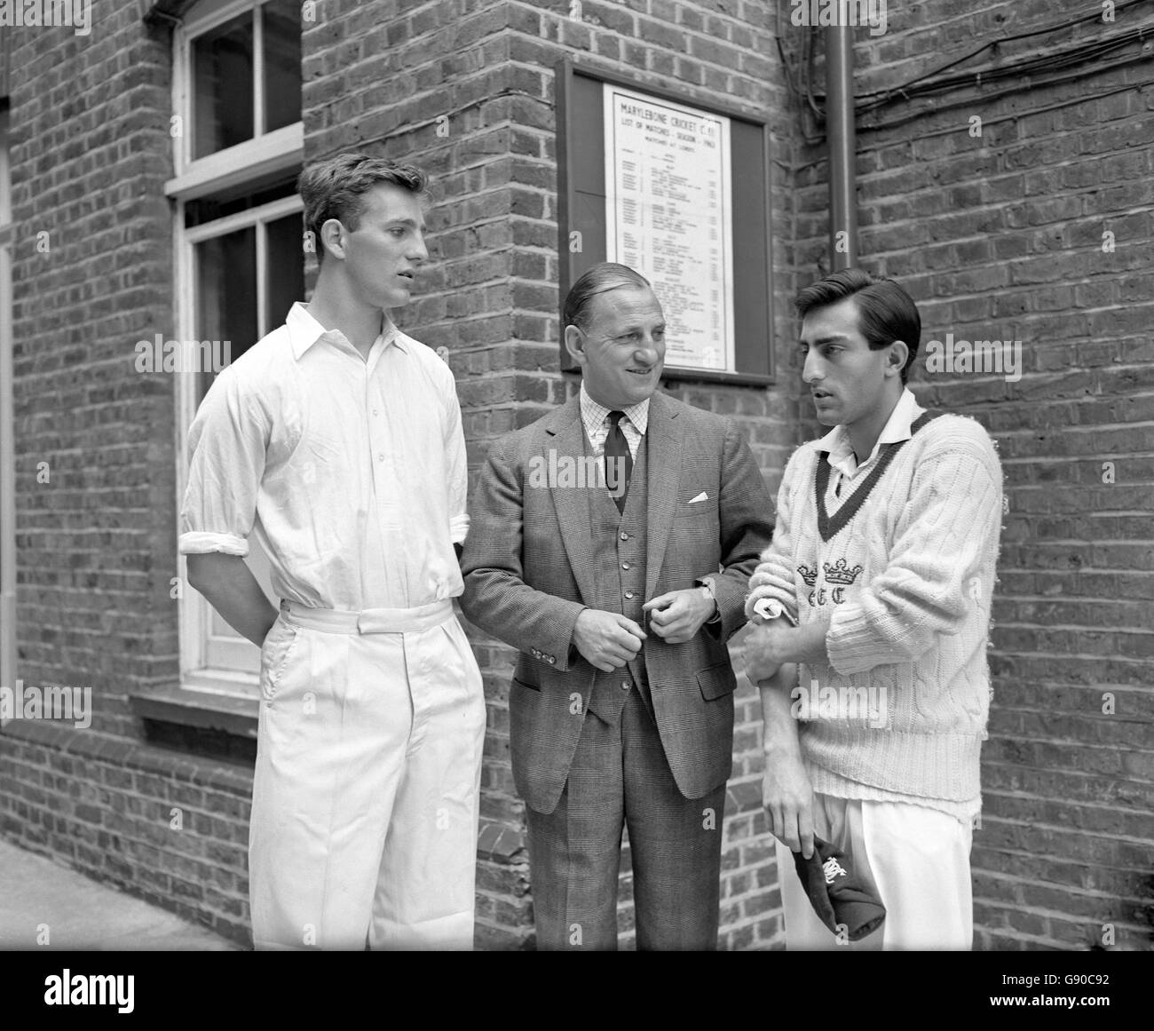 (l-r) Richard Hutton (Cambridge) parla con suo padre Sir Len Hutton (c) e il Nawab di Pataudi (in rappresentanza di Oxford) Foto Stock