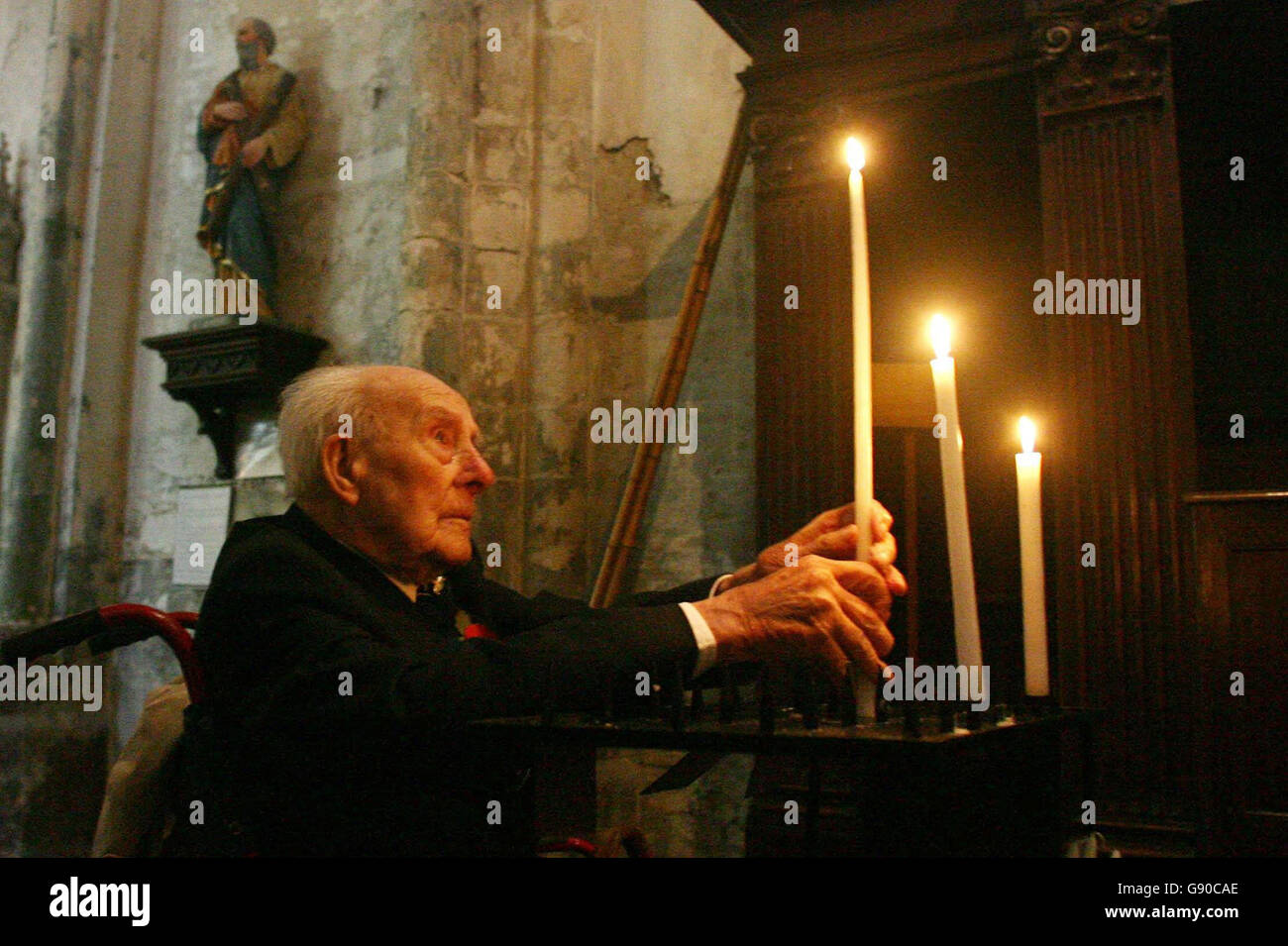 Henry Allingham, un veterano della prima guerra mondiale di 109 anni fa, accende una candela di ricordo alla Chiesa dell'Immacolata Concezione a St. Omer, Francia, durante un servizio del giorno dell'Armistizio, venerdì 11 novembre 2005. Milioni di persone in tutta la Gran Bretagna oggi tacono per celebrare il giorno dell'Armistizio e ricordano tutti coloro che sono morti in guerra. Il silenzio di due minuti all'undicesima ora dell'undicesimo giorno dell'undicesimo mese rappresenta il momento in cui le armi sono caduto in silenzio nel novembre 1918 alla fine della prima guerra mondiale.STAMPA ASSOCIAZIONE Foto. Il credito fotografico dovrebbe essere: Chris Young/PA Foto Stock