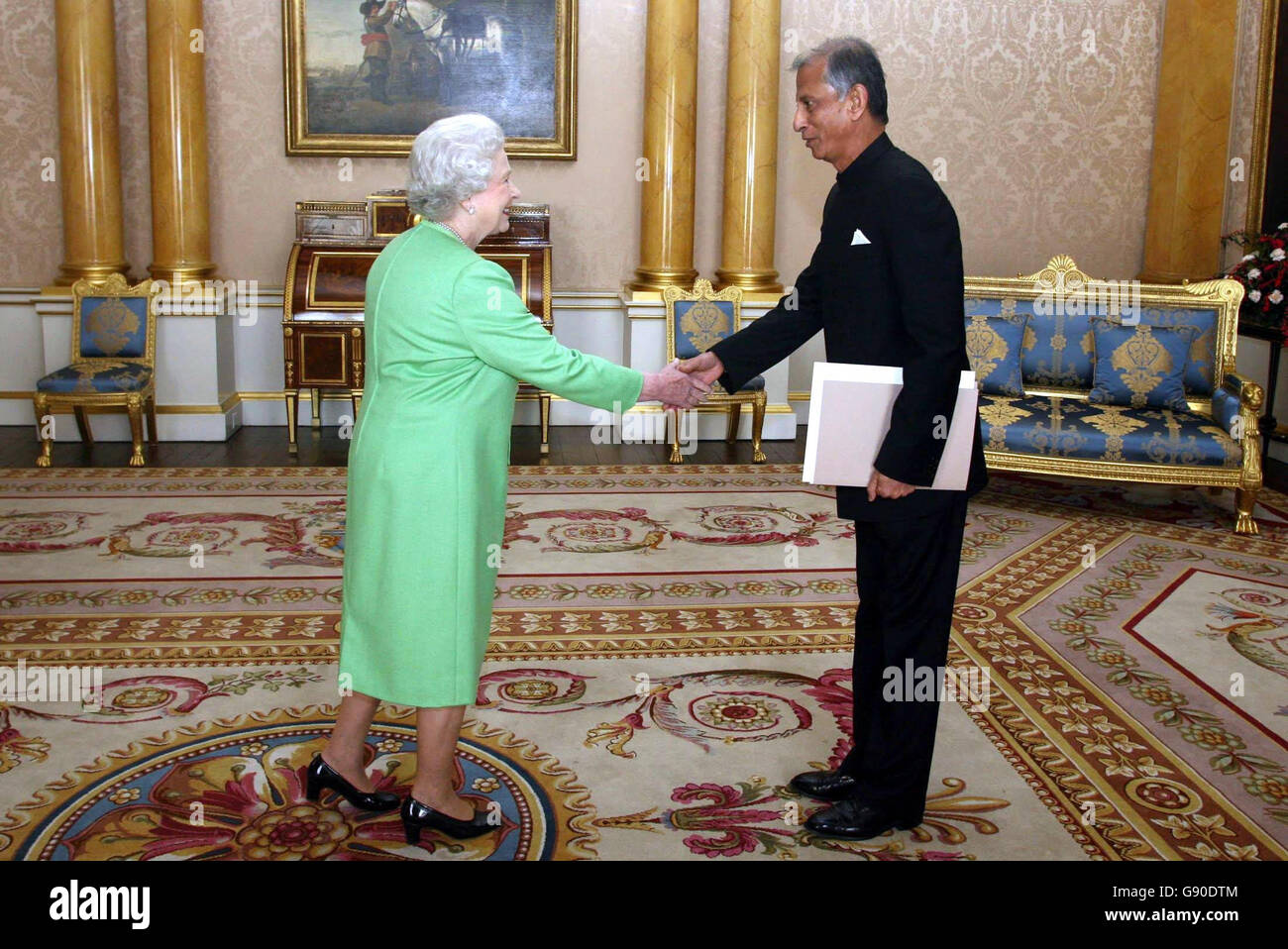 La Regina Elisabetta II riceve il signor Sabihuddin Ahmed, l'Alto Commissario per il Bangladesh, a Buckingham Palace, nel centro di Londra, mercoledì 16 novembre 2005. PREMERE ASSOCIAZIONE foto. Il credito fotografico dovrebbe essere: Chris Young/PA Foto Stock