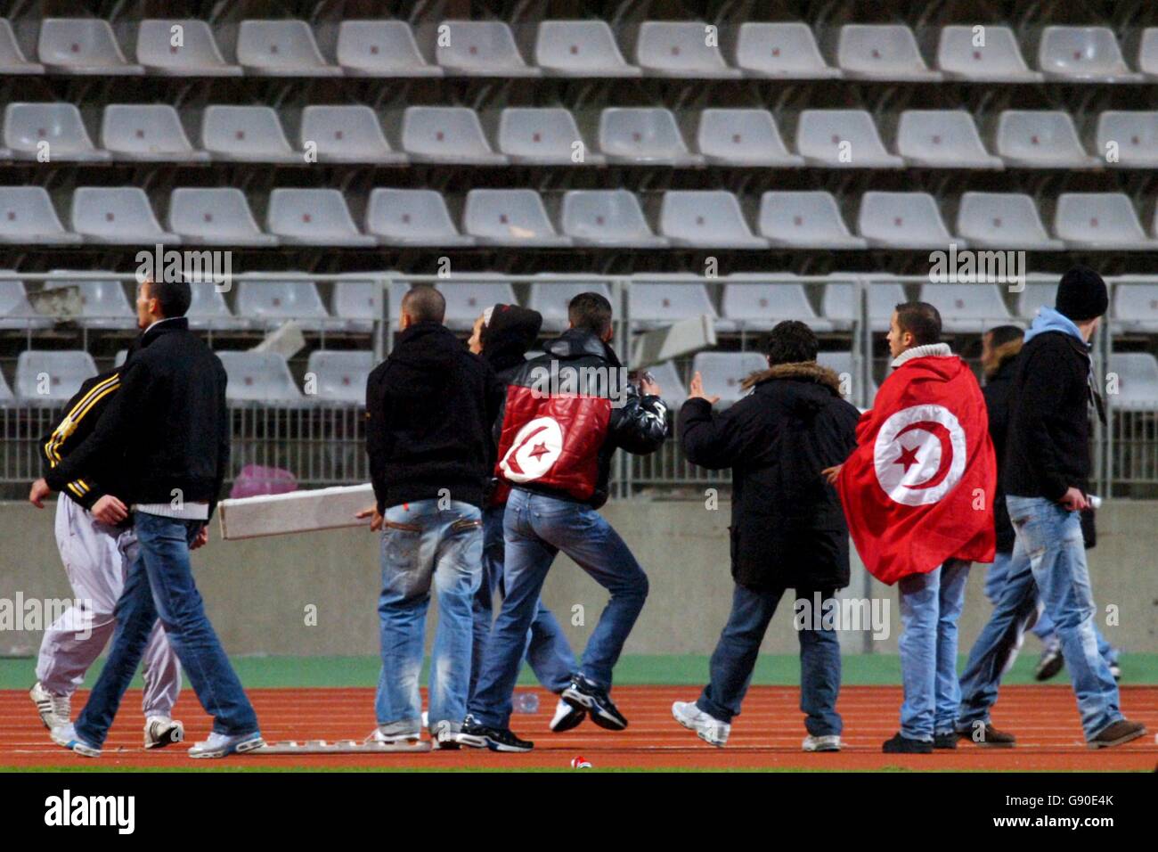 I fan di entrambe le squadre si scontrano sul campo dopo il la partita è stata abbandonata nel sessantacinquesimo minuto successivo ad un terzo invasione del passo Foto Stock