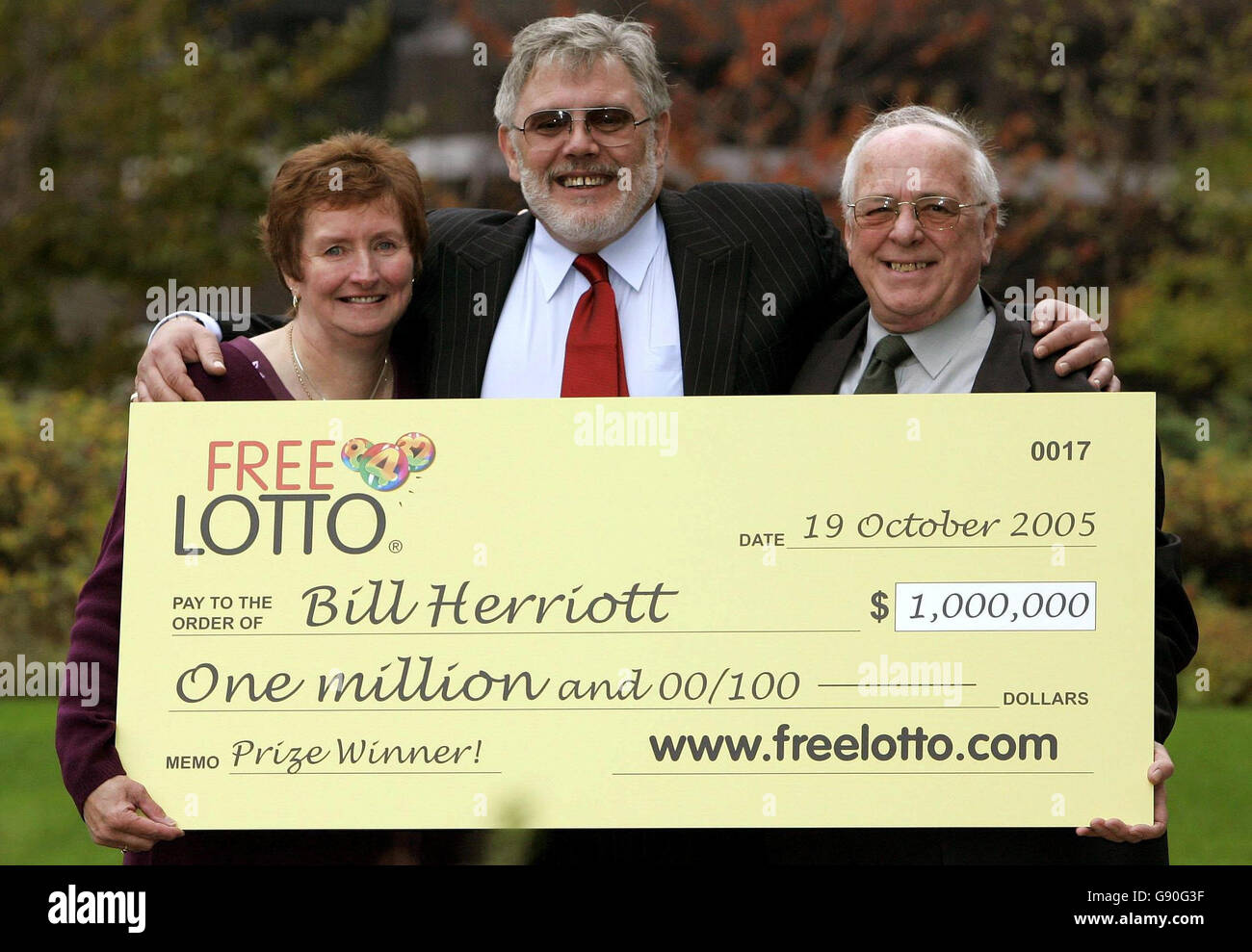 FreeLotto.com vincitore Bill Herriot da Blantyre con sua moglie maggio, mercoledì 19 ottobre 2005, riceve l'assegno dopo essere diventato il primo in assoluto un milione di dollari vincitori del Regno Unito. Guarda la storia di PA SCOTLAND Lotto. PREMERE ASSOCIAZIONE foto. Il credito fotografico dovrebbe essere: Andrew Milligan/PA. Foto Stock