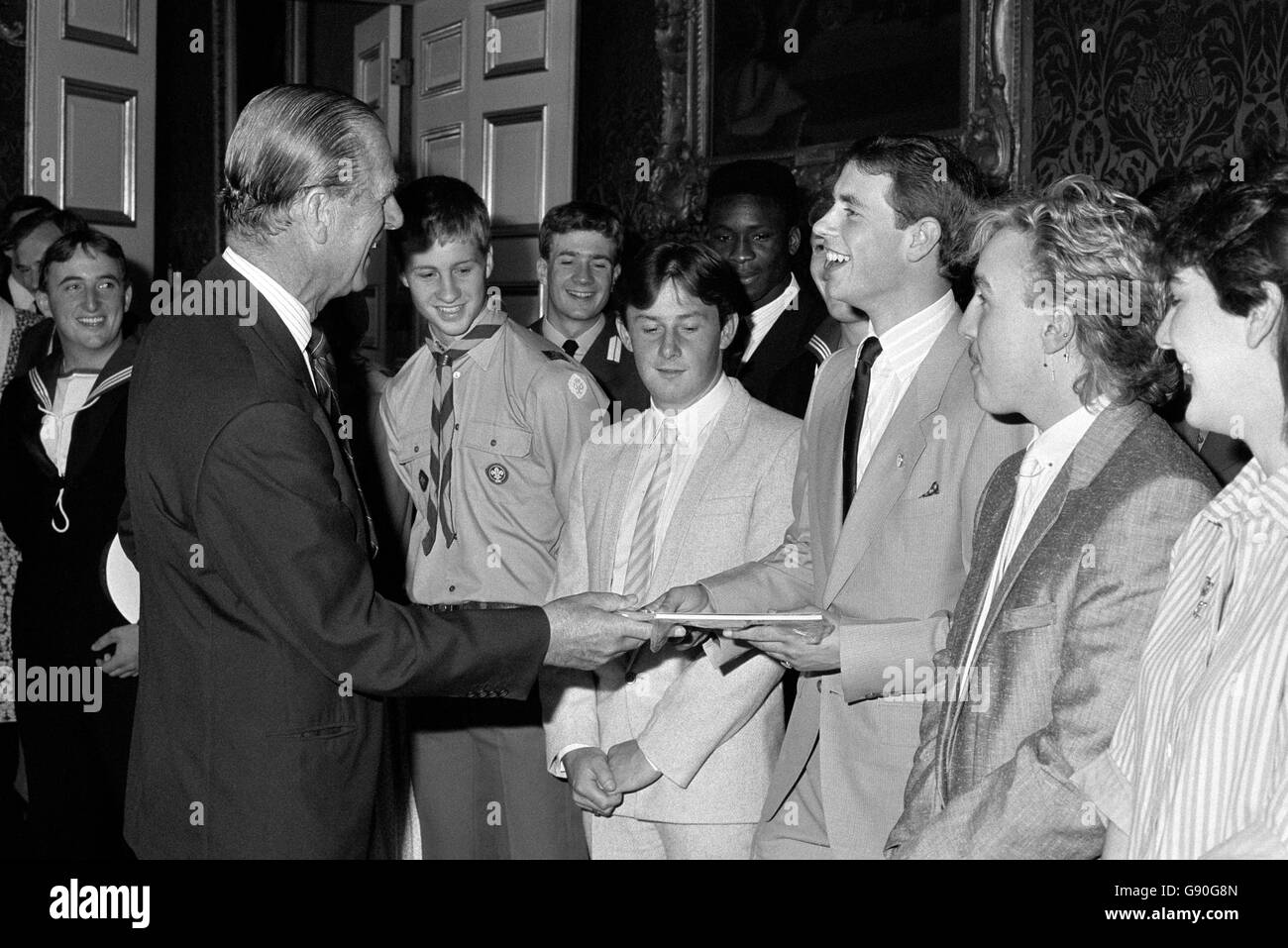 Il Principe Edoardo in una fila al St James' Palace che riceve il premio del Duca d'oro di Edimburgo dal padre. Foto Stock