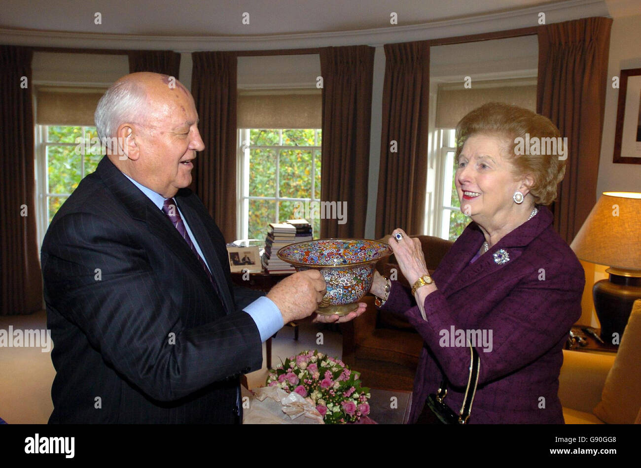 L'ex presidente sovietico Mikhail Gorbaciov presenta Lady Tharcher con una ciotola di vetro ad un incontro nell'ufficio di Lord Powell a Londra, mercoledì 19 ottobre 2005. PREMERE ASSOCIAZIONE foto. Il credito fotografico dovrebbe essere: Michael Stephens/PA Foto Stock