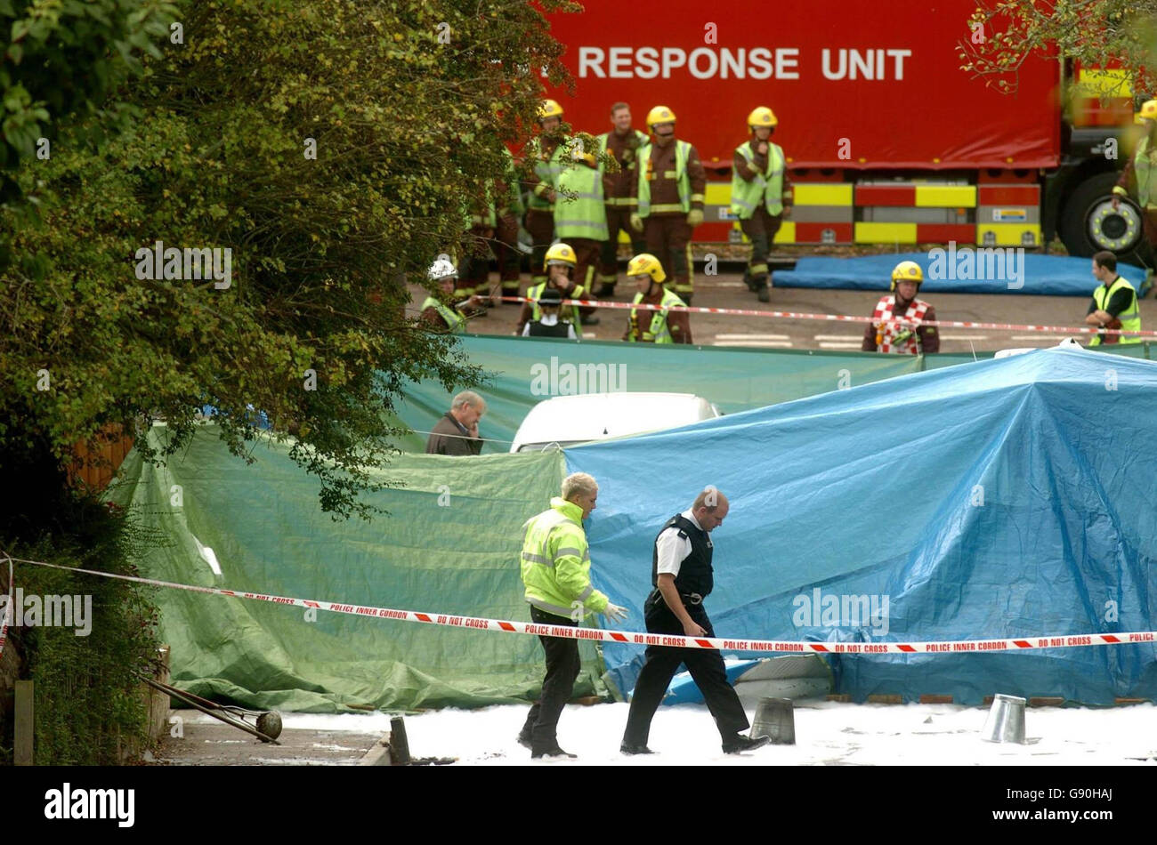 Il personale dei servizi di emergenza lavora sulla scena di un incidente aereo mortale in una strada tranquilla vicino a Biggin Hill a Kent, sabato 22 ottobre 2005. L'aereo, decollato dall'aeroporto di Londra Biggin Hill, si è schiantato poco più tardi oggi. PREMERE ASSOCIAZIONE foto. Il credito fotografico dovrebbe essere: Johnny Green/PA. Foto Stock