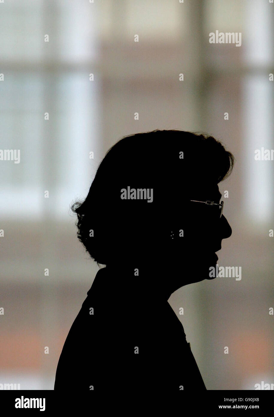 La regina Sonja di Norvegia arriva alla sede del Royal Institute of British Architects di Londra, mercoledì 26 ottobre 2005, dove si è rivolta ai delegati in vista delle lezioni sull'eredità architettonica dell'architetto norvegese Sverre Fehn. La visita di tre giorni della famiglia reale norvegese nel Regno Unito celebra 100 anni di indipendenza dalla Svezia. Vedi la storia della PA ROYAL Norway. PREMERE ASSOCIAZIONE foto. Il credito fotografico dovrebbe essere: Toby Melville /PA/WPA Rota Reuters. Foto Stock