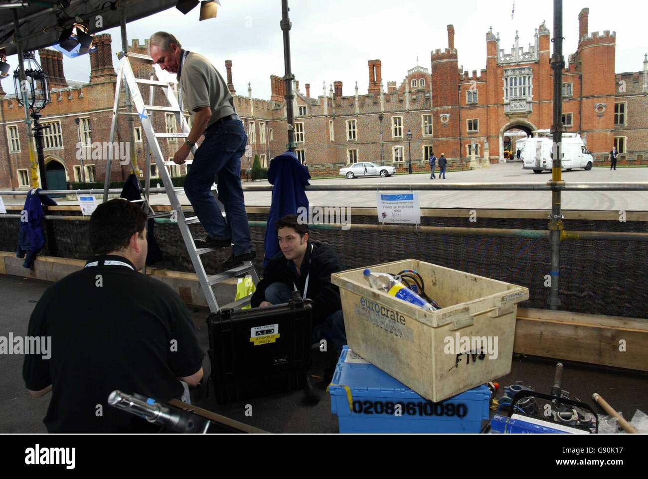 Sono in corso preparativi a Hampton Court Palace, Surrey, Inghilterra, per la prossima riunione informale dei Capi di Stato e di Governo. All'incontro parteciperanno anche i leader di Romania e Bulgaria che aderiranno all'UE nel 2007, e due paesi candidati, Turchia e Croazia. Il famoso palazzo Tudor fu il centro della vita di corte, della politica e della storia nazionale per oltre 400 anni, e divenne un palazzo reale nel 1520 quando Enrico VIII lo conquistò dal cardinale Wolsey. Guarda la storia di PA EUROPE Blair. PREMERE ASSOCIAZIONE FOTO. Credit: Nigel Iskander/newsteam/PA le foto sono gratuite e sono Foto Stock