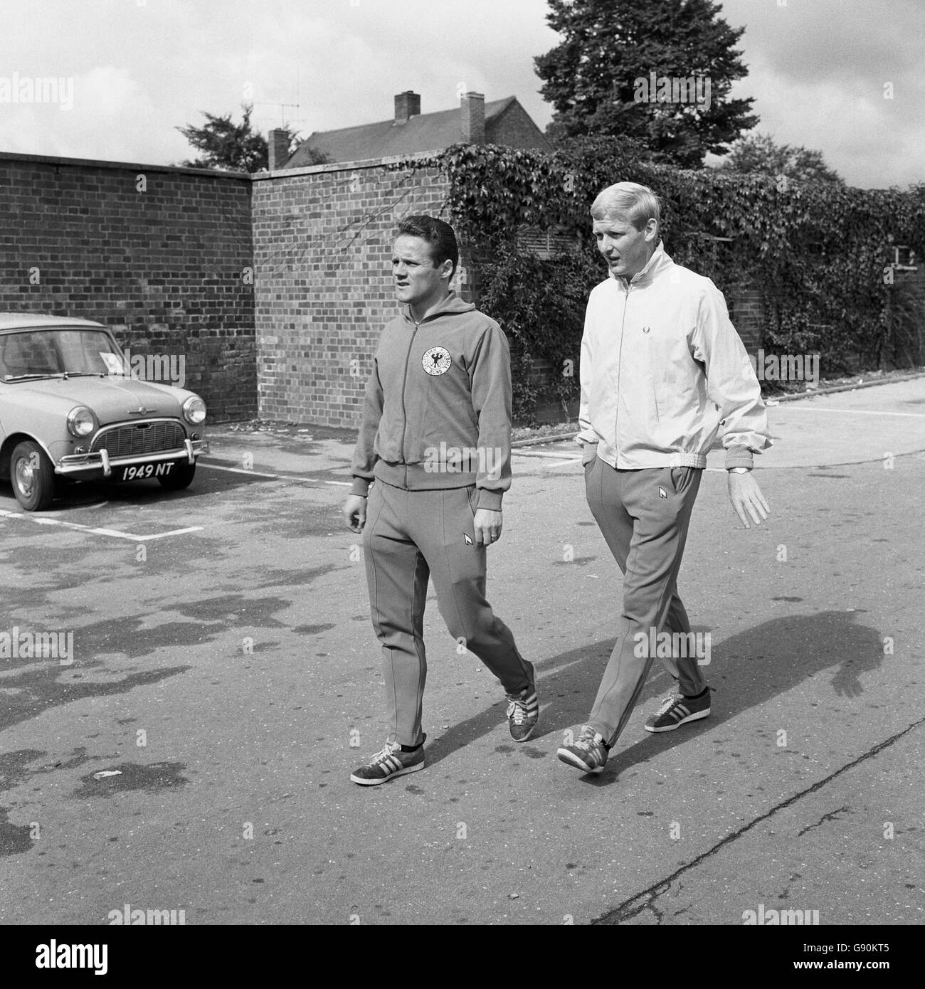Giocatori della Germania occidentale Albert Brulls (l) e Karl-Heinz Schnellinger (r) Fate una passeggiata tranquilla prima della Coppa del mondo Finale Foto Stock