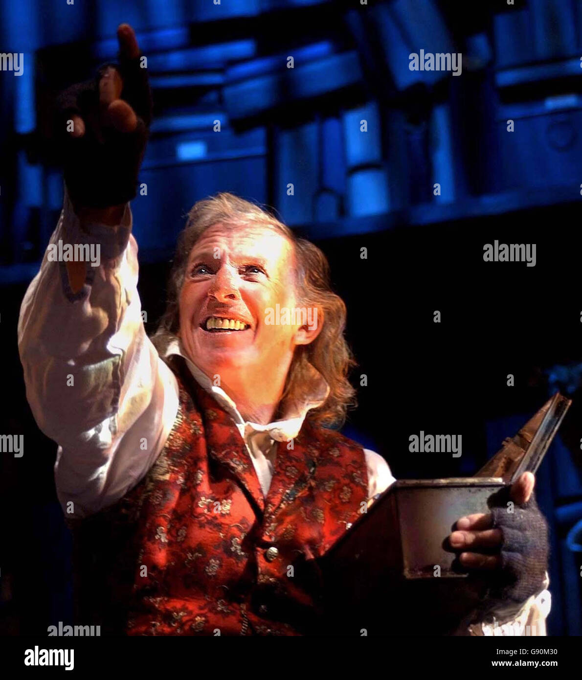 La leggenda pop Tommy Steele come Scrooge, nel premiato musical basato su "A Christmas Carol" di Charles Dickens, al London Palladium, giovedì 27 ottobre 2005. PREMERE ASSOCIAZIONE FOTO. Il credito fotografico dovrebbe essere: Joel Ryan/PA Foto Stock