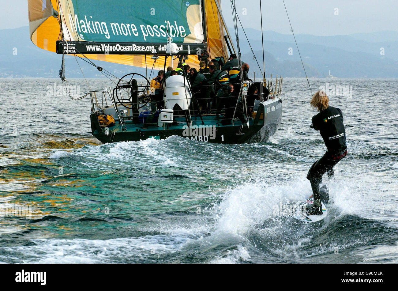 Dan Nott, campione britannico ed ex europeo di wakeboarding, si fa un traino dietro lo yacht ABN-AMRO da 70 piedi a Sanxenxo, Spagna oggi venerdì 28 ottobre 2005. DaN è stato nel porto di Galithian per promuovere l'inizio della Volvo Ocean Race che inizia il 12 novembre; il primo equipaggio intorno alla gara mondiale yacht. PREMERE ASSOCIAZIONE foto. Il credito fotografico dovrebbe essere: Chris Ion/PA Foto Stock