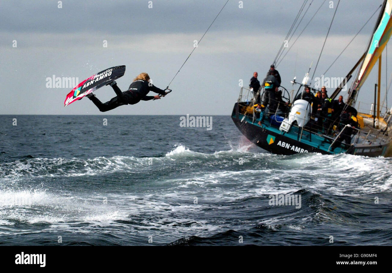 Dan Nott, campione britannico ed ex europeo di wakeboarding, esegue acrobazie mentre viene trainato dietro lo yacht ABN-AMRO da 70 piedi a Sanxenxo, Spagna oggi venerdì 28 ottobre 2005. DaN è stato nel porto di Galithian per promuovere l'inizio della Volvo Ocean Race che inizia il 12 novembre; il primo equipaggio intorno alla gara mondiale yacht. PREMERE ASSOCIAZIONE foto. Il credito fotografico dovrebbe essere: Chris Ion/PA Foto Stock