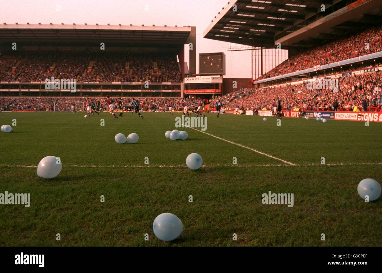 Calcio - Littlewoods fa Cup Fifth Round - Aston Villa v Coventry City. Palloncini sul campo a Villa Park Foto Stock