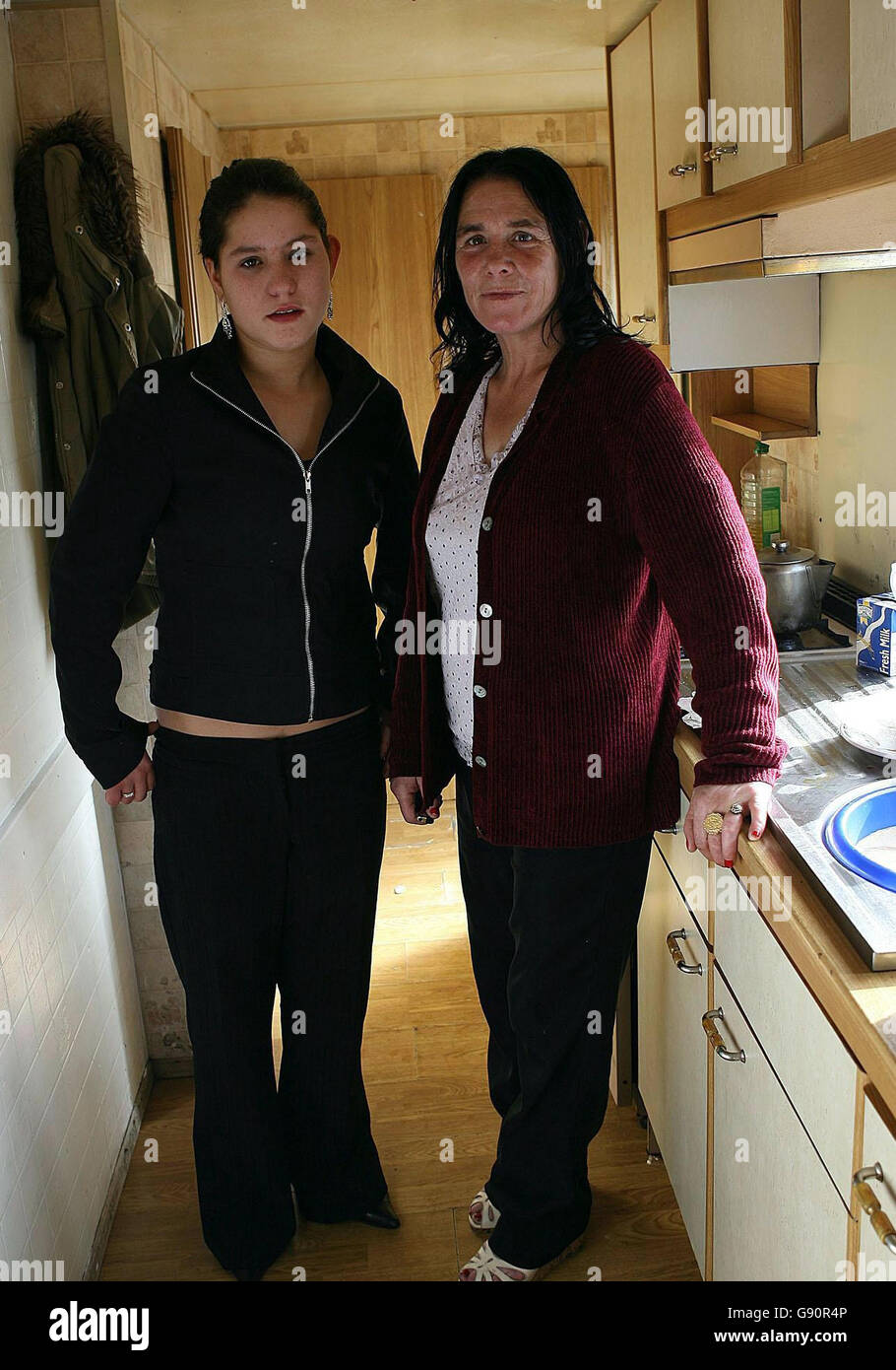 Margaret Maughaen con sua figlia Winnie nella loro carovana di famiglia al luogo di Haulting di estremità di anelli nella zona dei Docks di Dublino. Winnie è la stella di un nuovo film sulla comunità itinerante chiamato Pavee Lockeen (la ragazza del viaggiatore). Il film, che è un mix di documentario e fiction dramma, segue la vita di Maughan e 13 anni Winnie e la loro lotta per evitare che la loro carovana si sposti in un sito ancora peggiore. Guarda la storia di PA VIAGGIATORI SOCIALI. PREMERE ASSOCIAZIONE foto. Il credito fotografico dovrebbe essere: Niall Carson/PA. Foto Stock