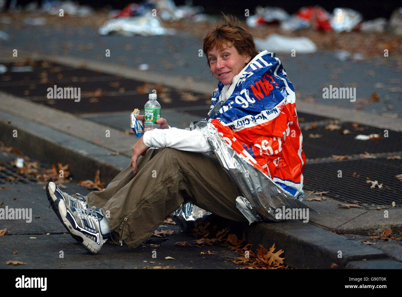 Il malato di cancro Jane Tomlinson di Leeds celebra il completamento del suo tentativo alla Maratona di New York City oggi domenica 6 novembre 2005, in cinque ore e 15 minuti. PREMERE ASSOCIAZIONE foto. Il credito fotografico dovrebbe essere: Chris Ion/PA Foto Stock