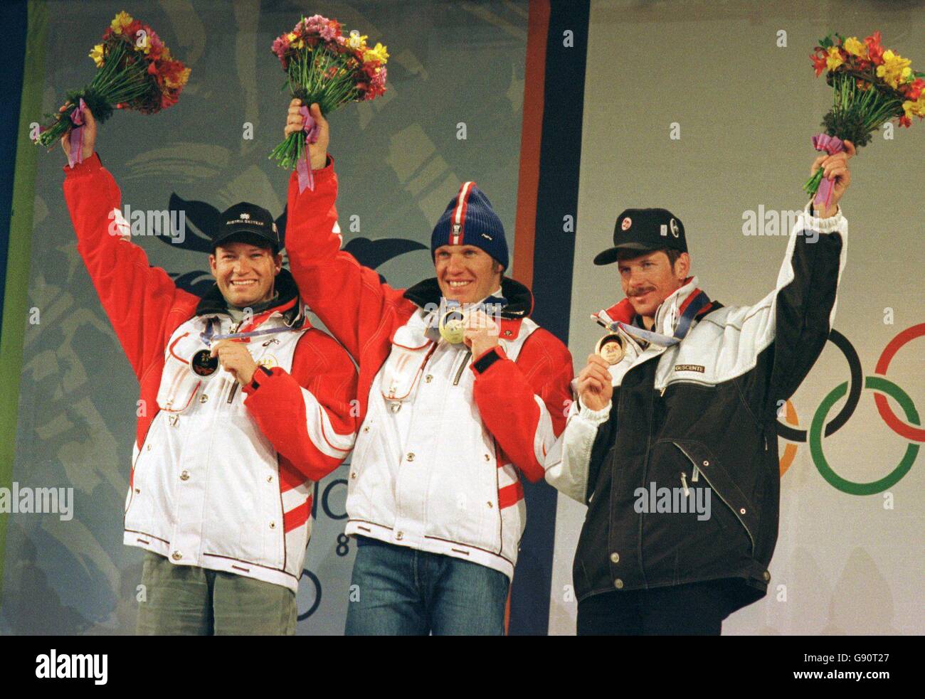 Medaglia - Olimpiadi invernali - Nagano 1998 - Slalom gigante maschile. L-R; medaglia d'argento Stefan Eberharter (Austria), medaglia d'oro Hermann Maier (Austria) e medaglia di bronzo Michael von Gruenigen (Svizzera) Foto Stock