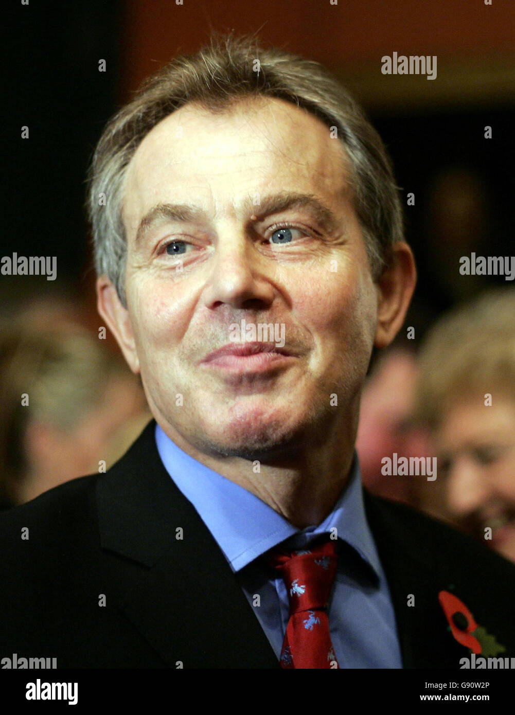 Il primo ministro britannico Tony Blair incontra i lavoratori dei servizi di emergenza che sono in servizio durante gli attentati di Londra il 7 luglio 2005, durante un ricevimento al 10 Downing Street nel centro di Londra, lunedì 7 novembre 2005. PREMERE ASSOCIAZIONE foto. Il credito fotografico dovrebbe essere: Matt Dunham/PA/WPA Pool/AP Foto Stock