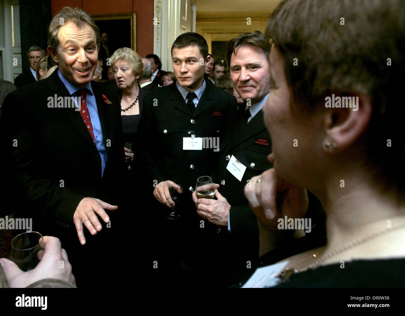 Il primo ministro britannico Tony Blair incontra i lavoratori dei servizi di emergenza che sono in servizio durante gli attentati di Londra il 7 luglio 2005, durante un ricevimento al 10 Downing Street nel centro di Londra, lunedì 7 novembre 2005. PREMERE ASSOCIAZIONE foto. Il credito fotografico dovrebbe essere: Matt Dunham/PA/WPA Pool/AP Foto Stock