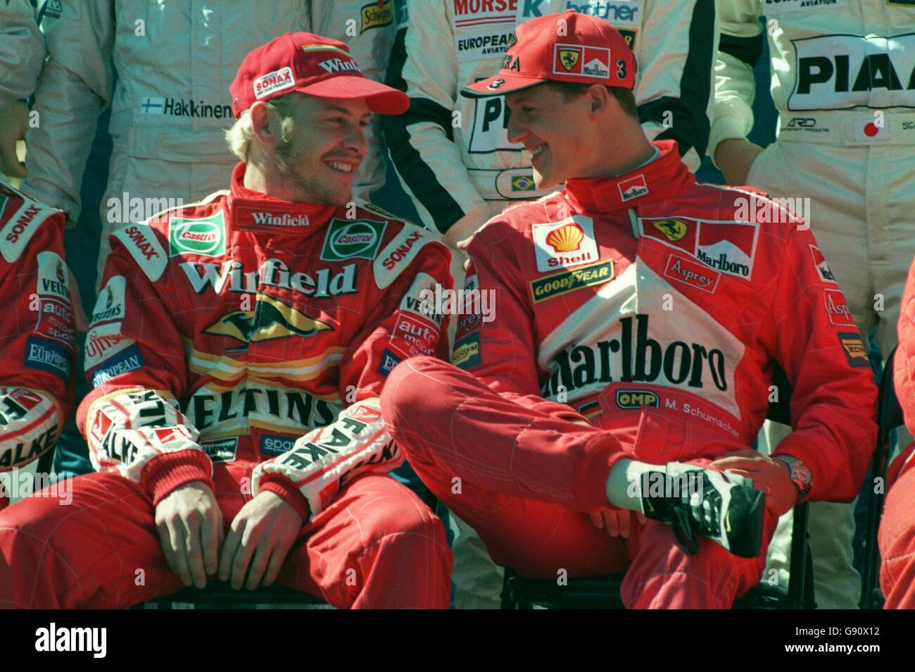 Formula uno Motor Racing - Gran Premio d'Australia. Campione del mondo Jacques Villeneueve (a sinistra) con Michael Schumacher (a destra) alla fotocellula del conducente Foto Stock