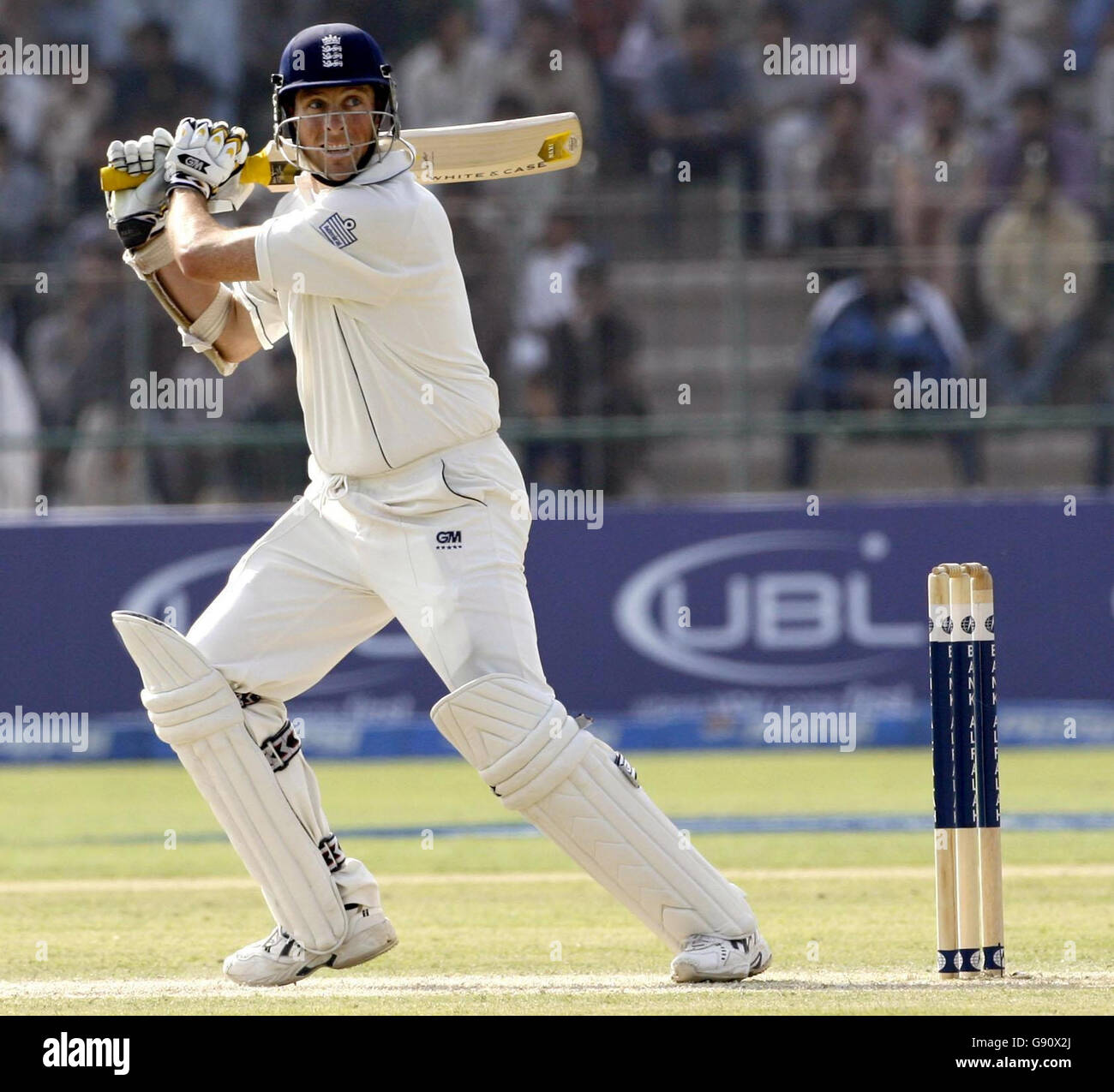 Marcus Trescothick in Inghilterra si scontra contro il Pakistan durante il secondo giorno della prima prova al Multan Cricket Stadium di Multan, Pakistan, domenica 13 novembre 2005. Vedi la storia della Pennsylvania CRICKET Inghilterra. PREMERE ASSOCIAZIONE foto. Il credito fotografico deve essere: Gareth Copley/PA. ***SOLO PER USO EDITORIALE - NON USO DI TELEFONI CELLULARI*** Foto Stock