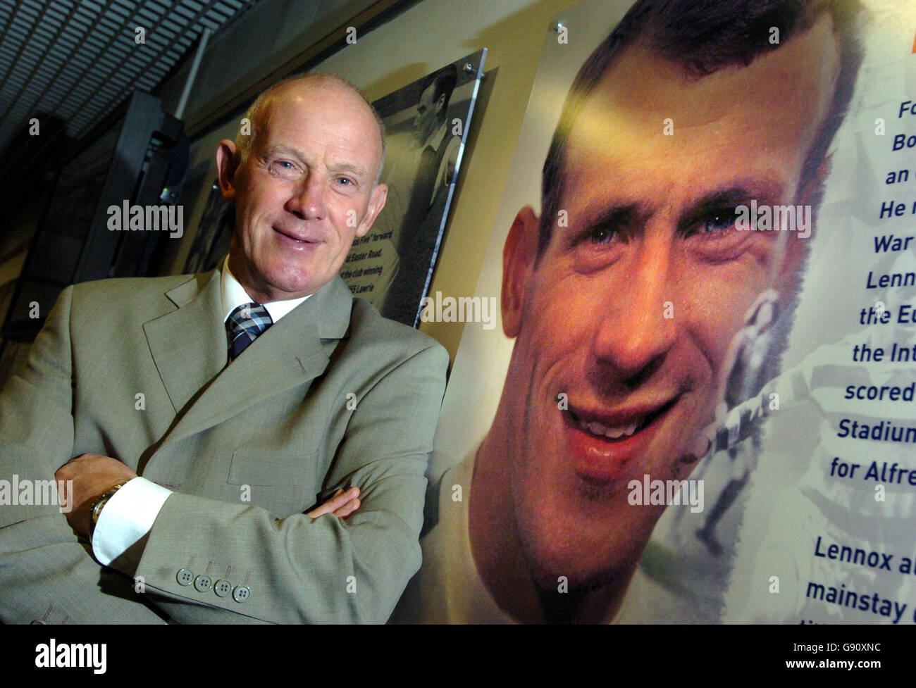 La leggenda scozzese Bobby Lennox si affida a una fotografia di sé stesso alla presentazione ufficiale dei 11 nuovi indotti nella Hall of Fame del Museo del calcio scozzese. Il vincitore della Celtic European Cup ha tagliato il nastro durante una cerimonia presso la Hall of Fame situata all'interno dello Scottish Football Museum, Hampden Park, Glasgow, lunedì 14 2005 novembre. I 11 nuovi induttori presentati sono: Joe Jordan, Lawrie Reilly, Alan Morton, George Young, Alex James, Jim McLean, Charles Campbell, John White, Bobby Lennox, Willie Waddell e Alex McLeish. PREMERE ASSOCIAZIONE foto. Il credito fotografico dovrebbe essere: Danny Lawson/PA Foto Stock