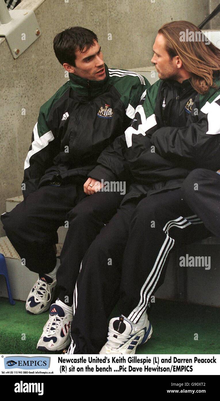 Calcio - fa Carling Premiership - Newcastle United / Coventry City. Keith Gillespie (a sinistra) e Darren Peacock (a destra) di Newcastle United si siedono sulla panchina Foto Stock