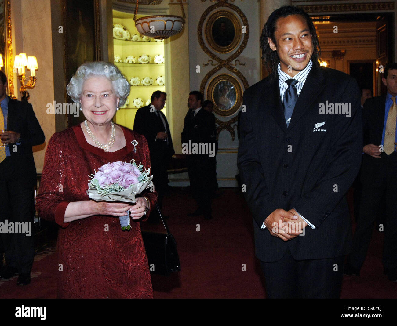 Britannains Queen Elizabeth II con Tana Umaga, Capitano della squadra di rugby neozelandese, gli All Blacks durante un ricevimento speciale a Buckingham Palace nel centro di Londra, lunedì 14 novembre 2005. Visita PA Story ROYAL William. PREMERE ASSOCIAZIONE foto. Il credito fotografico dovrebbe essere: Fiona Hanson/PA/Pool Foto Stock