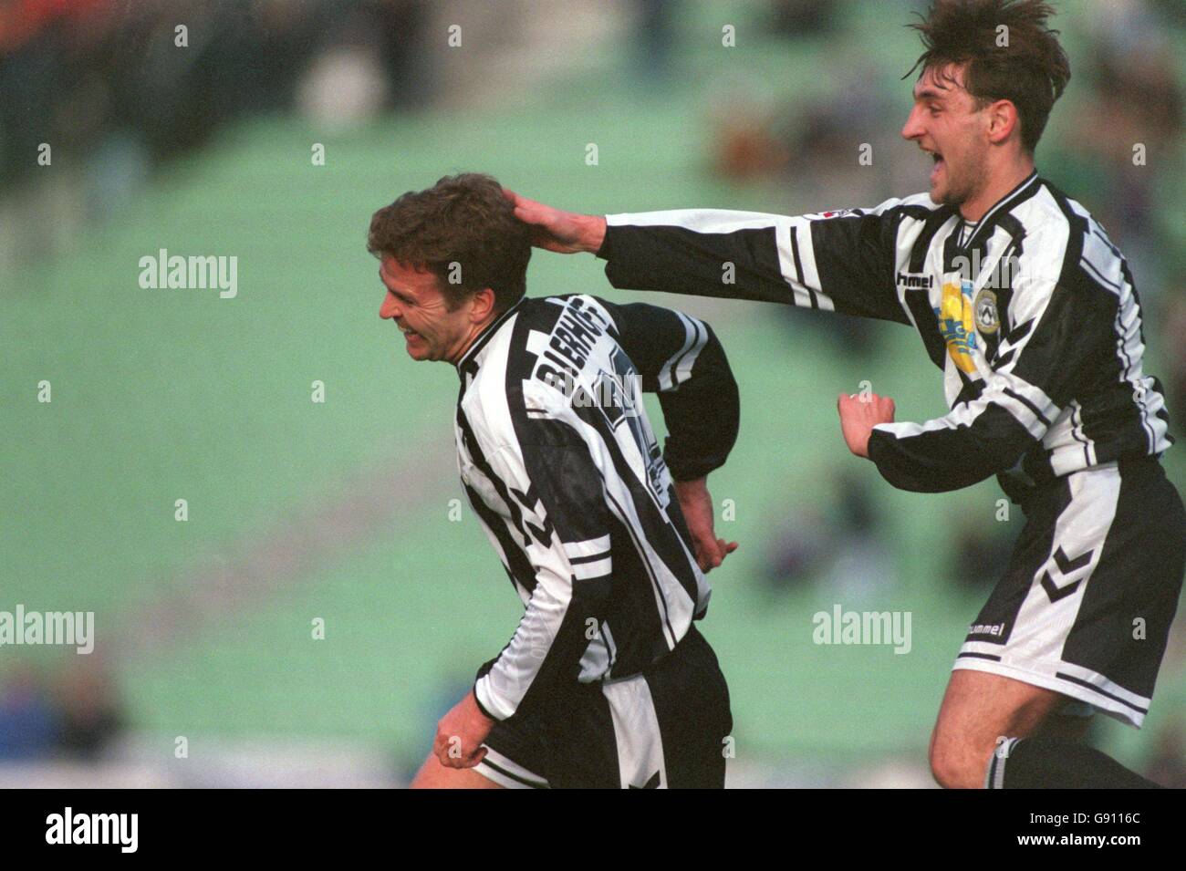 Oliver Bierhoff di Udinese e Tomas Locatelli festeggiano durante la partita Foto Stock