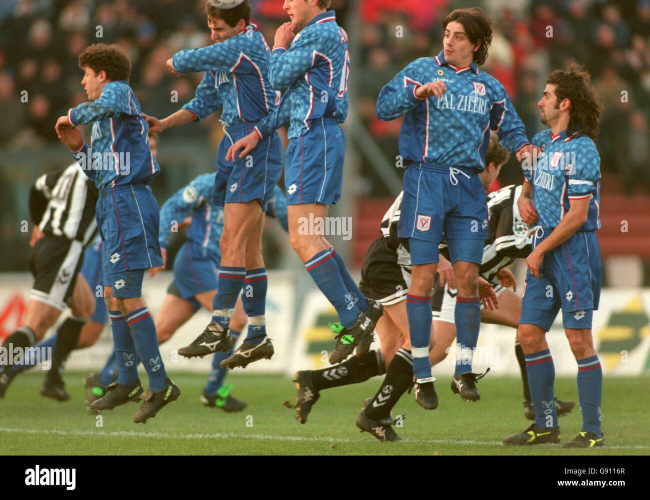 Calcio Italiano - Serie A - Udinese / Vicenza. I giocatori di Vicenza si alzano per fermare la palla Foto Stock