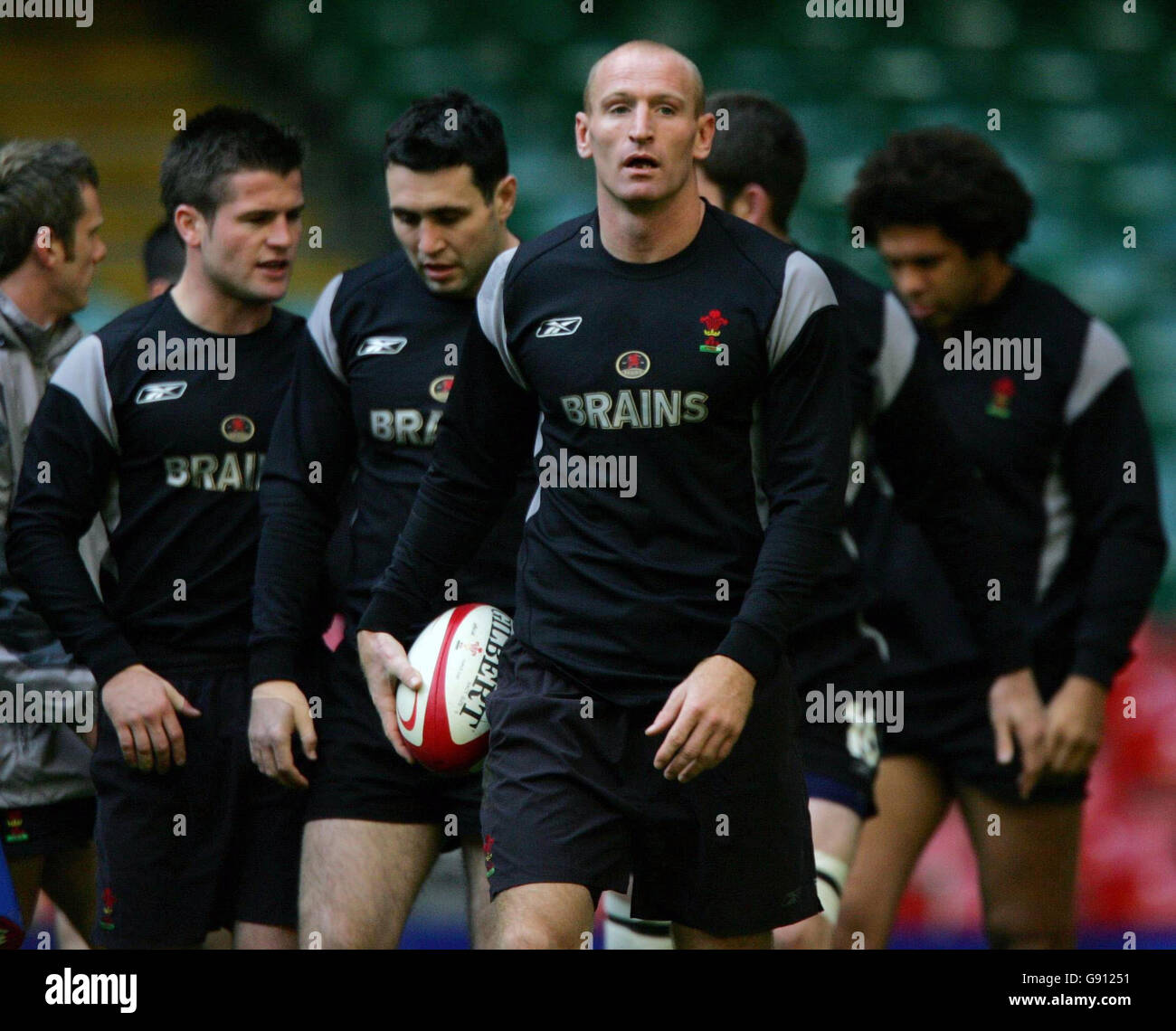 Il capitano del Galles Gareth Thomas con la sua squadra durante una sessione di allenamento al Millennium Stadium di Cardiff, venerdì 4 novembre 2005. Il Galles gioca la Nuova Zelanda nella serie perpetua Invesco il sabato. Vedi la storia della Pennsylvania RUGBYU Wales. PREMERE ASSOCIAZIONE foto. Il credito fotografico dovrebbe essere: Nick Potts/PA. Foto Stock