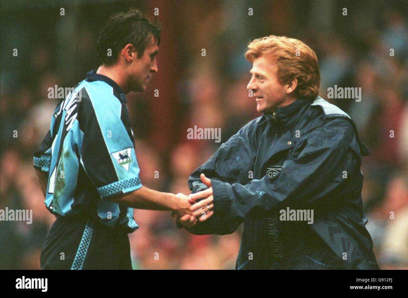 Calcio - Littlewoods fa Cup Fifth Round - Aston Villa / Coventry City. Il marcatore di Coventry City Viorel Moldavo (a sinistra) si congratula con il manager Gordon Strachan (a destra) alla fine del gioco Foto Stock