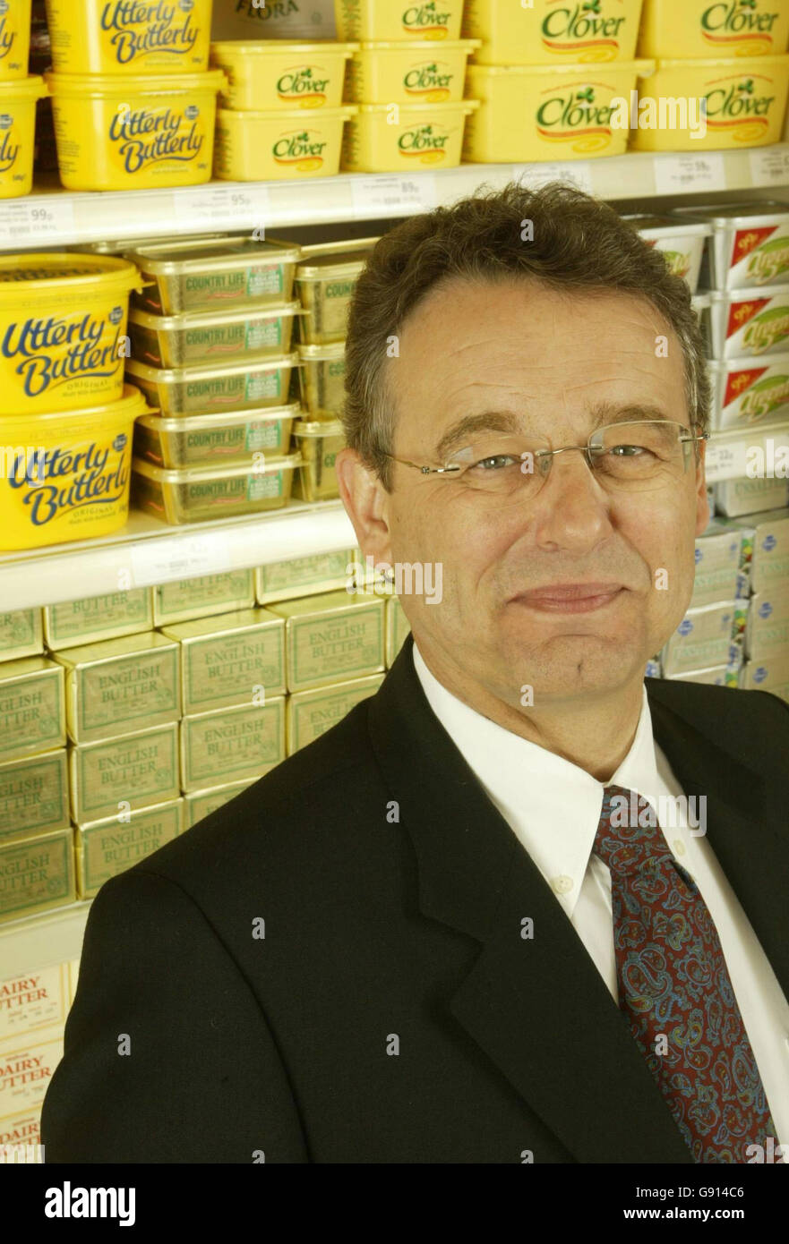 Una foto del Chief Executive Drummond Hall of Dairy Crest. Il produttore alimentare Dairy Crest oggi giovedì 10 novembre 2005 ha annunciato i piani per espandere la sua gamma di prodotti per il potenziamento del cervello dopo che i clienti hanno dato i pollici ad un nuovo latte speciale.il gruppo è quello di lanciare una versione del suo St Ivel Gold spread arricchito con oli omega-3 che molti medici credono migliorare Concentrazione così come essere buono per il cuore vedere PA Story CITTÀ DairyCrest. PREMERE ASSOCIAZIONE FOTO. Il credito fotografico dovrebbe leggere Tim Bishop/PA. Foto Stock