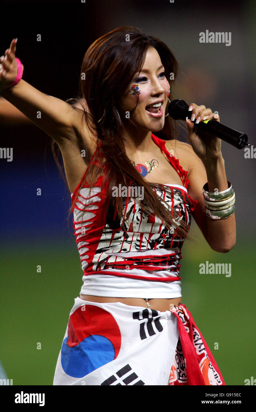 Calcio - Internazionale amichevole - Corea del Sud / Svezia - Stadio Soeul World Cup. I fan sono intrattenuti da un gruppo pop sudcoreano Foto Stock