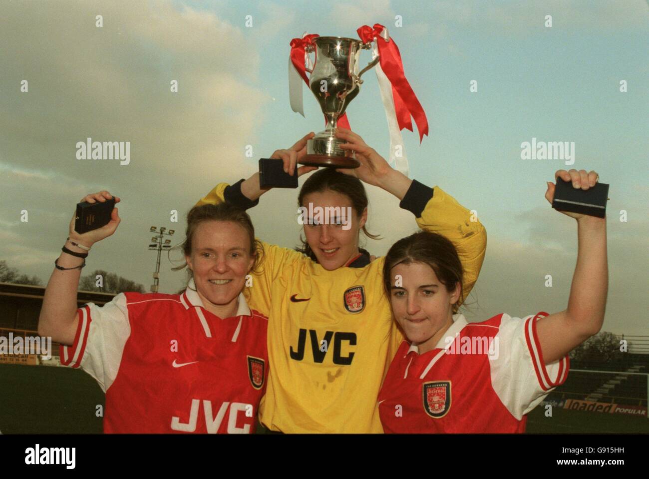 Arsenal Ladies (L/R)Sian Williams, Sarah Reed e Vicki Slee festeggiano la vittoria della coppa Foto Stock