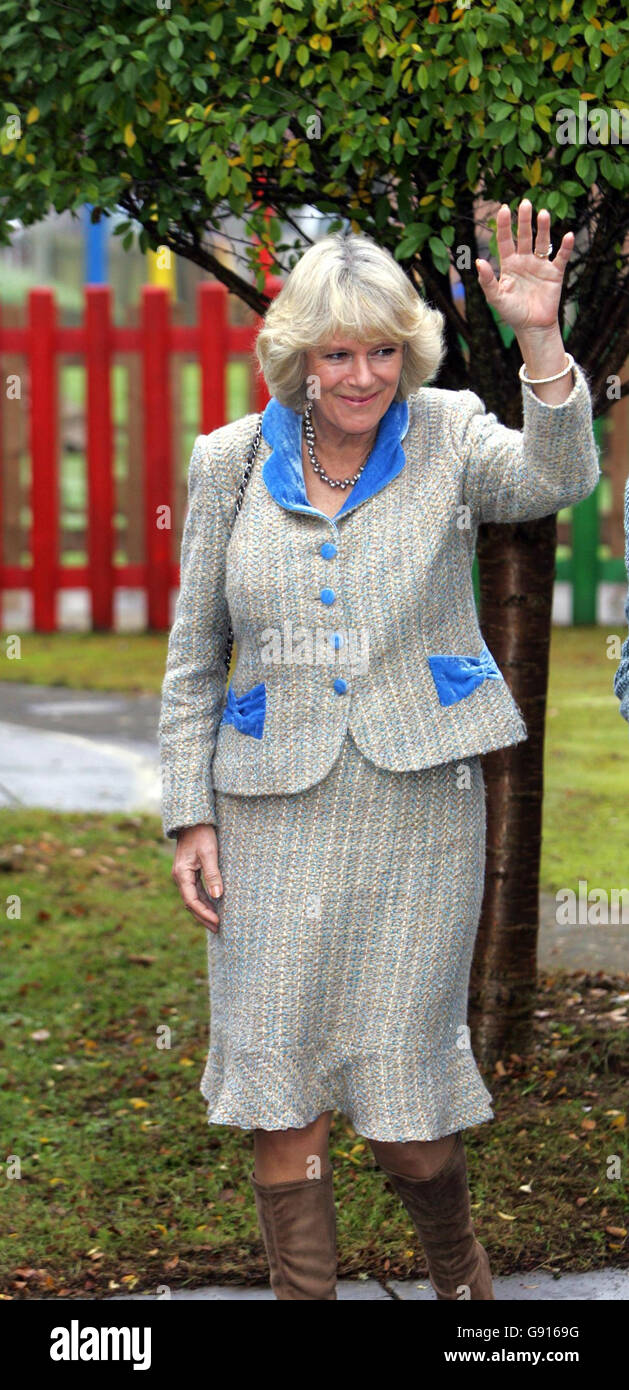 La Duchessa di Cornovaglia visita la stazione di polizia di Chippenham per vedere il lavoro svolto dal Wiltshire Bobby Van Trust, martedì 22 novembre 2005. Camilla ha visitato lo Springboard Opportunity Group, una struttura che aiuta i bambini con difficoltà di apprendimento a Chippenham, nel Wiltshire, oggi, per gentile concessione di una lettera personale di richiesta di Julie Picter, 36, una ex mano stabile di Camilla la cui figlia di tre anni, Beth, che ha difficoltà di apprendimento, ora frequenta il gruppo. Vedi la storia della PA ROYAL Camilla. PREMERE ASSOCIAZIONE foto. Il credito fotografico dovrebbe essere: Austin Hargrave/The Daily Mirror/NPA Rota/PA Foto Stock