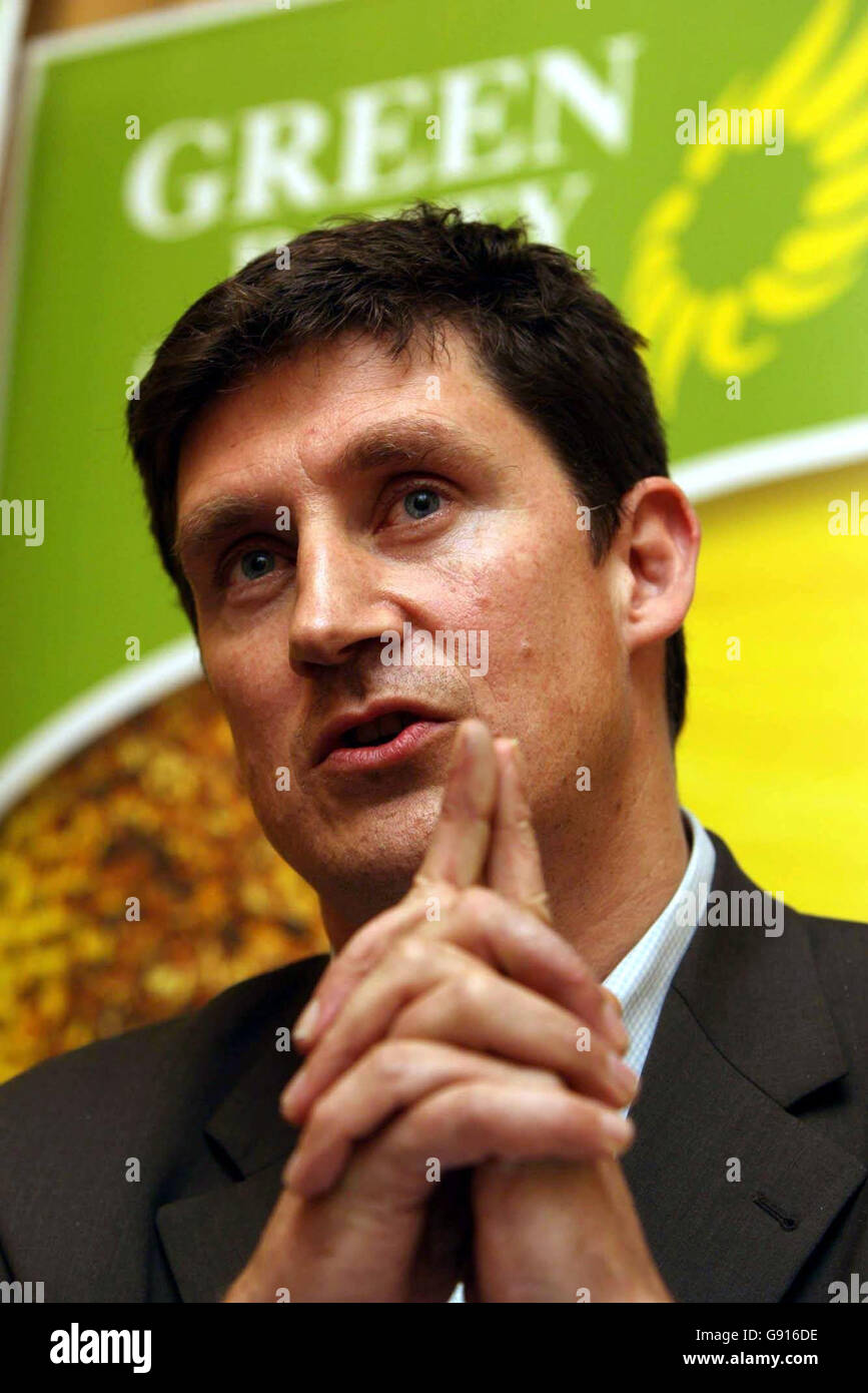 Eamon Ryan, portavoce del Green Party Enterprise, presenta la presentazione pre-budget del Party a Dublino, martedì 22 novembre 2005. Oggi la parte ha affermato che il sistema di sgravi fiscali dovrebbe essere rivisto. Il leader del partito Trevor Sargent ha affermato che il dibattito doveva passare da un’ossessione per le aliquote fiscali a un sistema più equo ed efficiente. Vedi PA Story POLITICS Greens Ireland. PREMERE ASSOCIAZIONE foto. Il credito fotografico dovrebbe essere: Niall Carson/PA Foto Stock