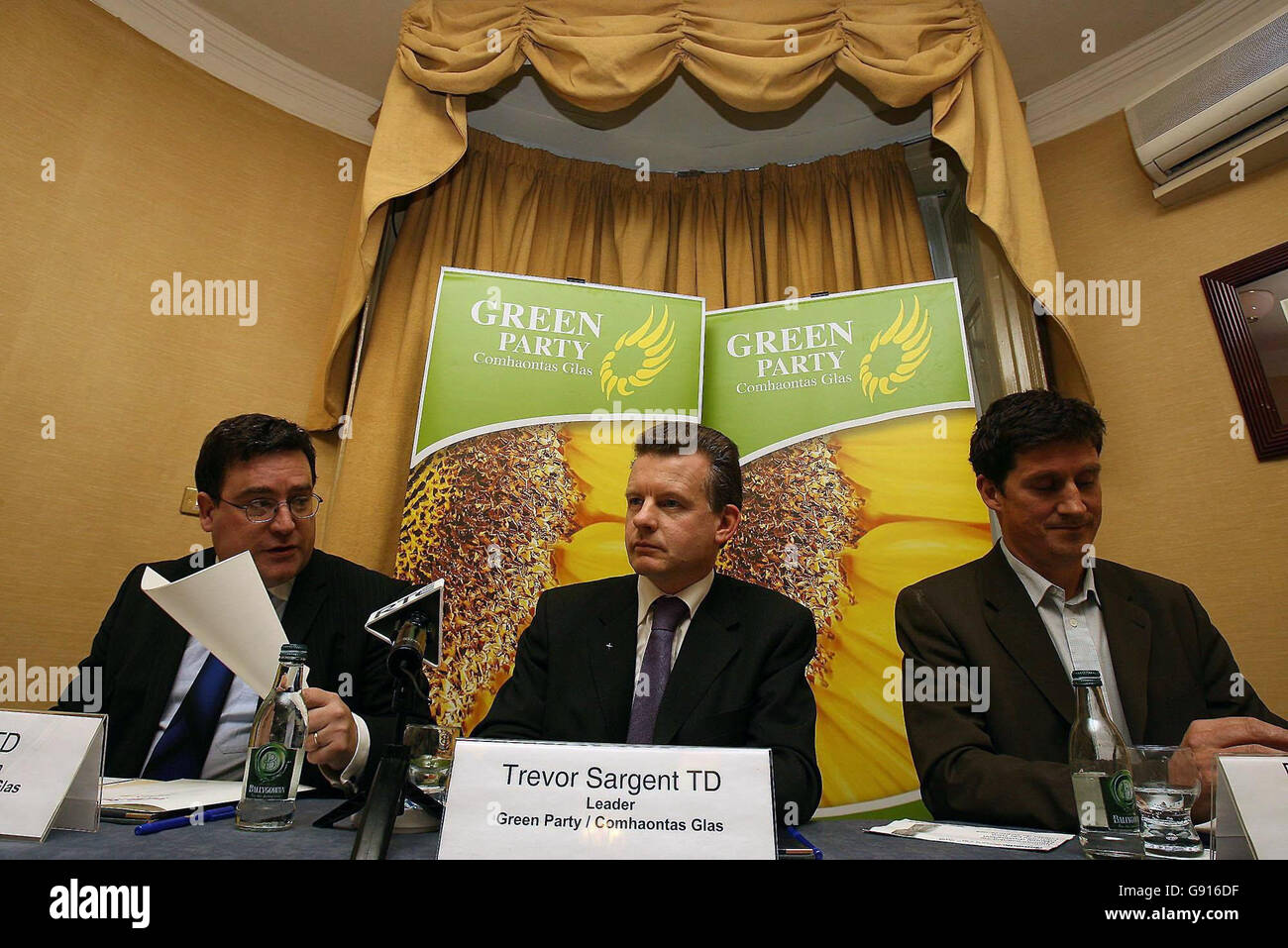 (Da sinistra a destra) Dan Boyle, portavoce del partito Trevor Sargent e portavoce dell'impresa Eamon Ryan, ha presentato la presentazione del Partito pre-budget a Dublino, martedì 22 novembre 2005. Oggi il partito ha sostenuto che il sistema di sgravio fiscale dovrebbe essere rivisto. L'onorevole Sargent ha affermato che la discussione doveva passare da un'ossessione per le aliquote fiscali alla creazione di un sistema più equo ed efficiente. Vedi PA Story POLITICS Greens Ireland. PREMERE ASSOCIAZIONE foto. Il credito fotografico dovrebbe essere: Niall Carson/PA Foto Stock