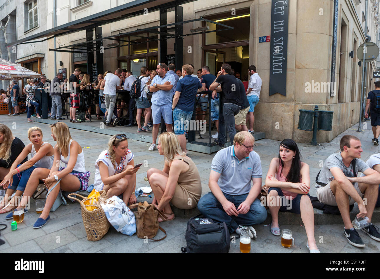 Folla di persone, turisti fuori dal bar 'Vycep Na stojaka', piazza Jakub, Brno Old Town Foto Stock