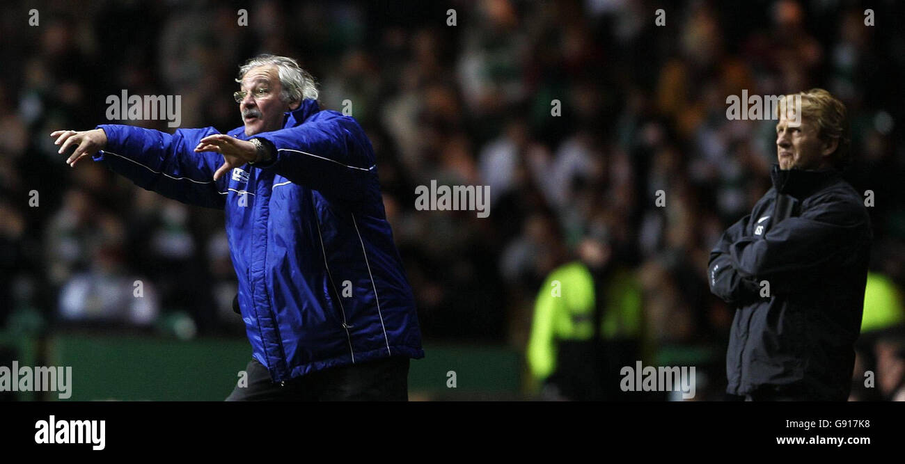 Jim Leishman (L), manager di Dunfermline, esorta i suoi giocatori a giocare come il manager celtico Gordon Strachan guarda durante la partita della Bank of Scotland Premier League al Celtic Park, Glasgow, sabato 26 novembre 2005. PREMERE ASSOCIAZIONE foto. Il credito fotografico dovrebbe essere: Andrew Milligan/PA Foto Stock