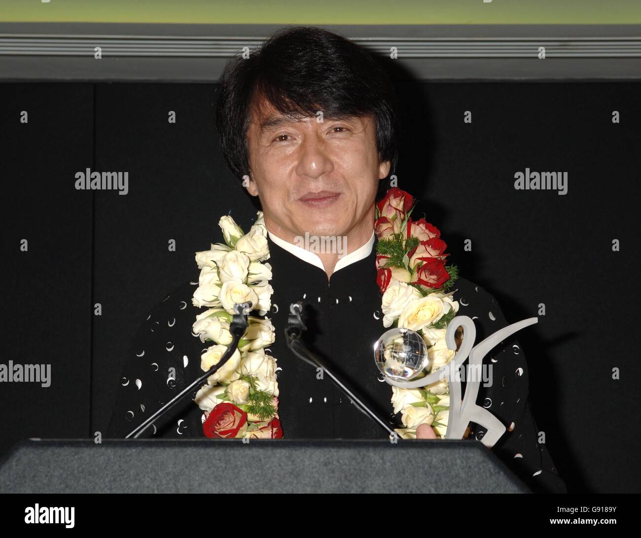 La star del cinema Jackie Chan ha ricevuto il World Diversity Award dallo stand Rt Hon Cherie, per conto della Next Step Foundation, al Mayfair Hotel nel centro di Londra, mercoledì 23 novembre 2005. PREMERE ASSOCIAZIONE foto. Il credito fotografico dovrebbe leggere Yui Mok/PA Foto Stock