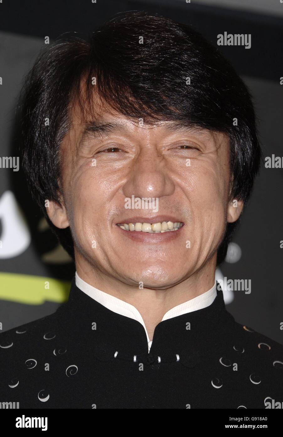 La star del cinema Jackie Chan ha ricevuto il World Diversity Award dallo stand Rt Hon Cherie, per conto della Next Step Foundation, al Mayfair Hotel nel centro di Londra, mercoledì 23 novembre 2005. PREMERE ASSOCIAZIONE foto. Il credito fotografico dovrebbe leggere Yui Mok/PA Foto Stock