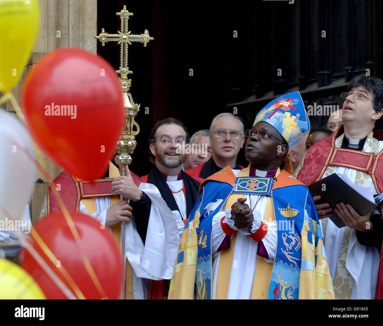 L'arcivescovo John Sentamu, il nuovo arcivescovo di York, lascia York Minster dopo il suo servizio di entronement, mercoledì 30 novembre 2005. Vedi PA storia RELIGIONE Arcivescovo. PREMERE ASSOCIAZIONE foto. Il credito fotografico dovrebbe essere: John Giles / PA. Foto Stock