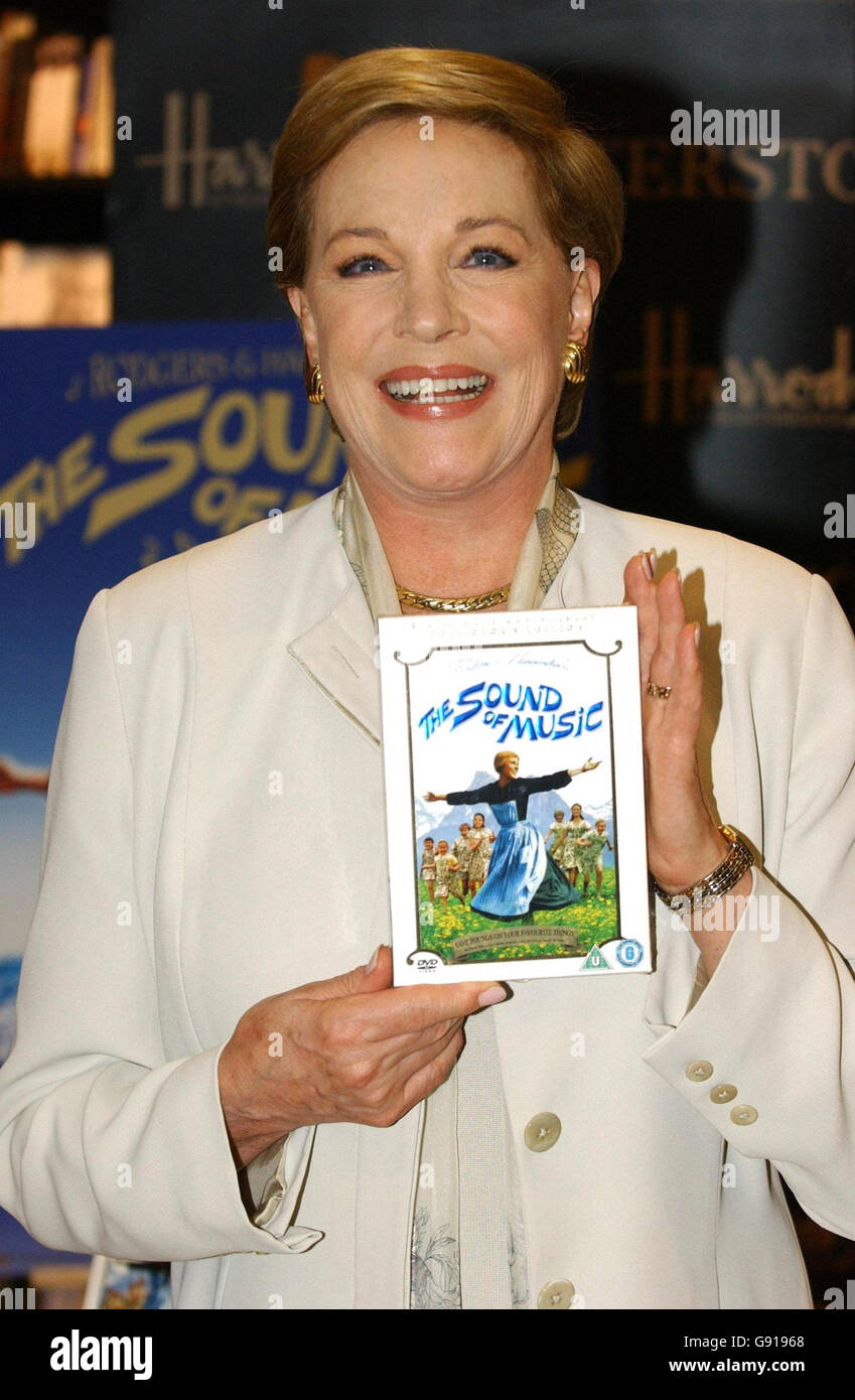 Dame Julie Andrews alla sua prima firma inglese al Waterstone's di Harrods, Londra, mercoledì 30 novembre 2005 per segnare il rilascio del 40° anniversario del DVD Ot The Sound of Music e del suo ultimo libro per bambini, 'Simeon's Gift'. PREMERE ASSOCIAZIONE foto. Il credito fotografico dovrebbe essere: James Carr/PA Foto Stock